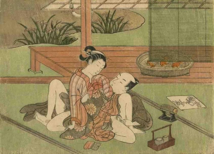 Harunobu (vers 1724 - 1770)
Aiban yoko-e, "Furyu enshoku Maneemon", amants pratiquant des préliminaires dans une chambre sur fond vert avec aquarium et vue sur un lac parsemé de fleurs. (Coupé, petits manques). Dim. : 20,4 x 28,1 cm