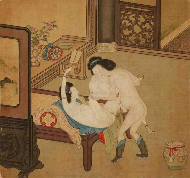 Peintures sur soie, trois personnes nues, une femme aidant un homme à l'accomplissement du coït avec une autre femme allongée sur un lit. Fin du XVIIIe siècle. Dim : 27 x 29 cm. Illustré dans "Dreams of spring", Pepin Press, 1997 et dans "Rêves de printemps", Philippe Picuier 1998, p.?30.