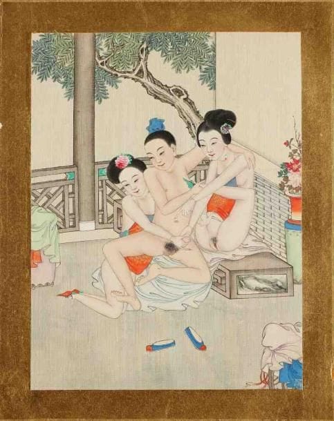 Peinture sur soie, un homme et deux femmes nus sur une terrasse, pratiquant des plaisirs sensuels. Fin du XIXe siècle. Dim. : 27,5 x 21 cm. Illustré dans F.M Bertholet, "Concubines et courtisanes", éditions Imprimerie Nationale, 2011, p. 177