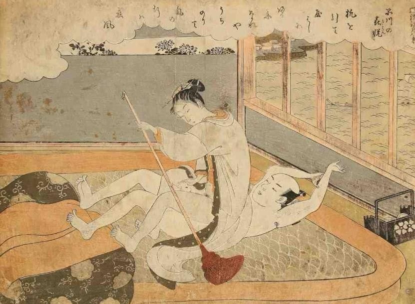 Harunobu (vers 1724 - 1770)
Oban yoko-e, amants, femme tenant un balai, assise sur un homme nu allongé. (Pliure médiane, coupé, trous). 21 x 28 cm