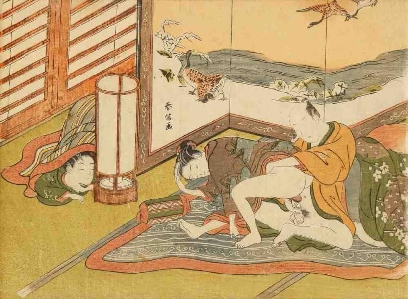 Harunobu (vers 1724 - 1770)
Oban yoko-e, amants, l'homme s'apprêtant à honorer la femme devant un paravent, une jeune fille les épiant cachée sous une couverture. (Coupé, usures). 25 x 27,8 cm