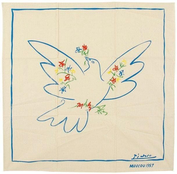 Pablo PICASSO (1881-1973) (d'après)
Foulard «Colombe aux fleurs, Moscou 1957». Sérigraphie sur coton. [785 x 800]. Exemplaire en exceptionnel état de fraîcheur. Édition du Festival mondial de la Jeunesse, Moscou.