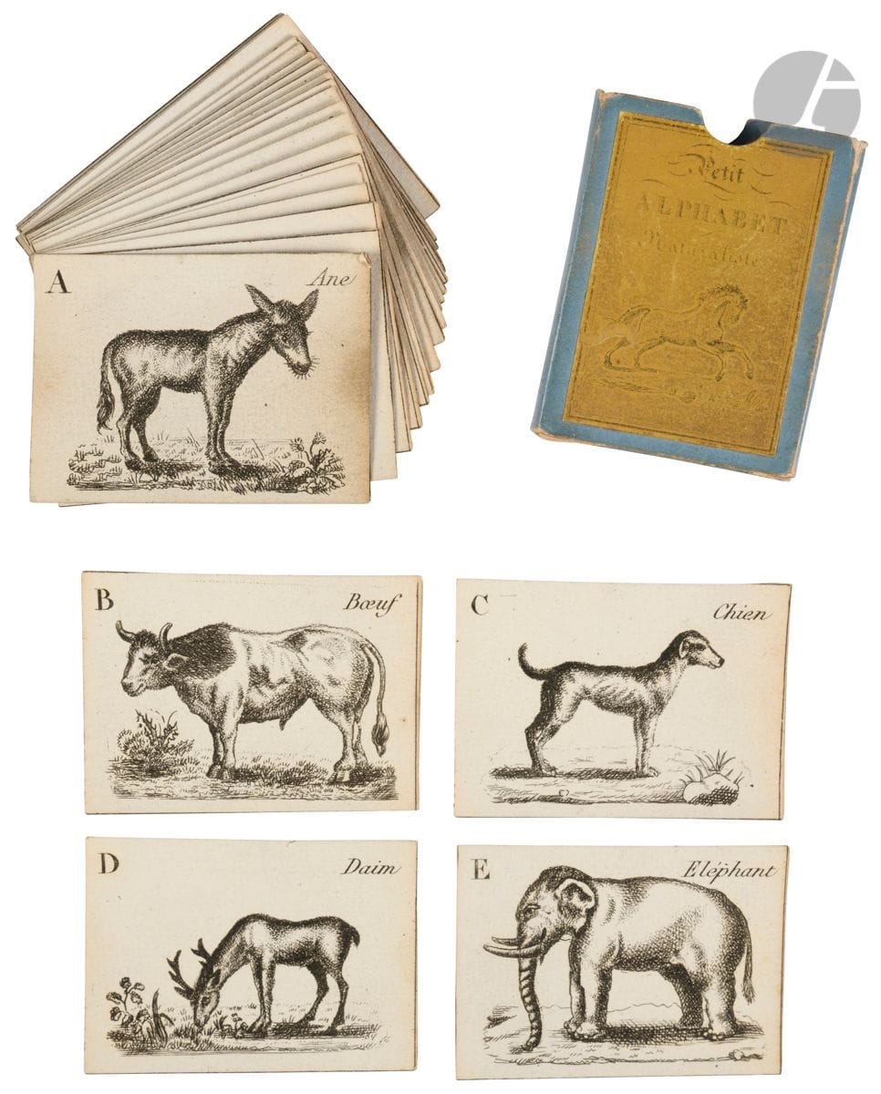 Petit alphabet naturaliste.
Sans adresse, ni lieu, ni date. [France. Vers 1825]. (4,1 x 5,5 cm). 25/25 cartes gravées, coins carrés, dos muets : emboîtage cartonné de l’éditeur recouvert de papier glacé bleu pâle, étiquette jaune, portant le titre et illustrée d’un cheval, appliquée sur une face.

Délicat abécédaire minuscule de vingt-cinq cartes finement gravées.
Portraits d’animaux de profil accompagnés de quelques sujets différents : Incendie, Nègre, Univers et du dieu Xanthe. Initiale et légende sont également gravées.
Encore plus recherché dans cette condition parfaite.