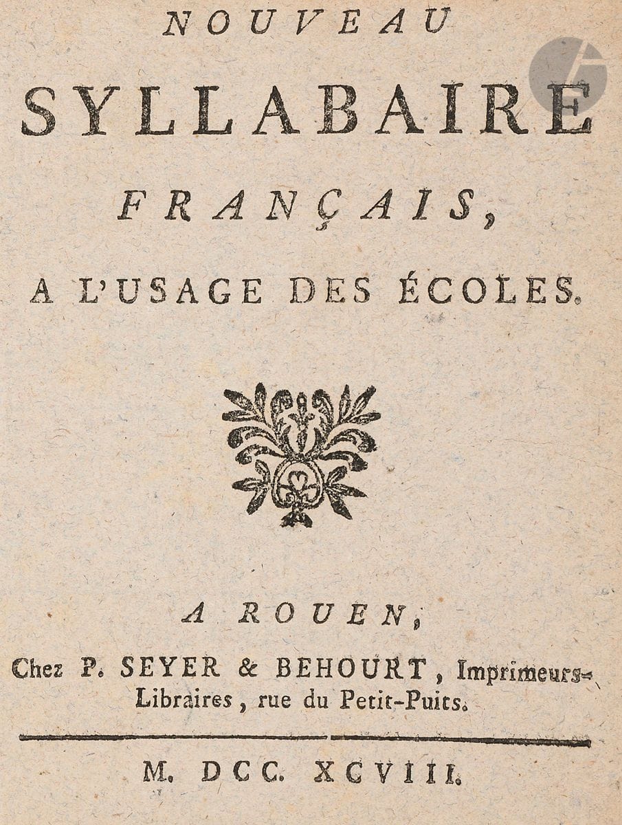Nouveau syllabaire français, à l’usage des écoles.
Chez P. Seyer & Behourt, Imprimeurs-Libraires, rue du Petit-Puits. A Rouen. 1798. In-16 (12,1 x 10,2 cm). 30 pp., (1) f. blanc : couvertures de l’époque, de papier bleu, muettes.

Rare ouvrage révolutionnaire de colportage.
Il comporte une première page d’alphabets en lettres romaines et italiques et les voyelles, consonnes et cédille au revers. Suivent seize leçons progressives de syllabes et de mots séparés en syllabes.
À la suite, Déclaration des droits et des devoirs de l’homme et du citoyen, également séparée en syllabes.
Pierre Seyer, imprimeur de la Société des amis de la Constitution et de la Société des amis de la Liberté et de l’Egalité était ouvertement prorévolutionnaire. Il avait épousé la veuve de J. F. Behourt en 1763 et repris son fonds, en grande partie constitué de la Bibliothèque bleue de Rouen. Il travailla en association avec son beau-fils, Pierre-Louis Behourt, de 1787 à 1805 environ. [BnF].
Aucun exemplaire référencé.
Dans sa fragile brochure d’origine et en parfaite condition.