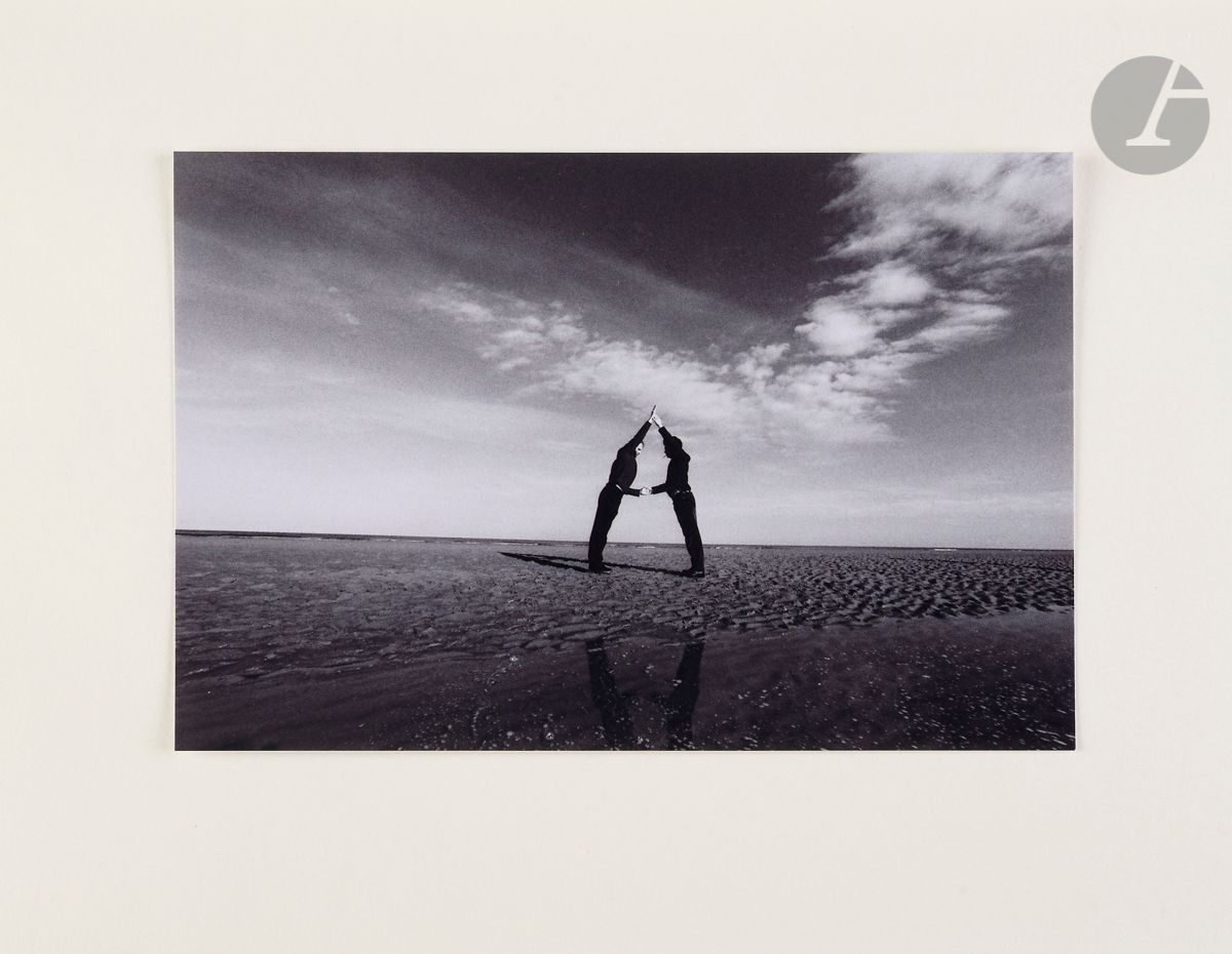 BLICQUY (Anémone de).
[Album de photographies de lettres]. 
[France. Vers 2002]. In-4 (28,7 x 22,2 cm). Titre manuscrit et 26 clichés noir et blanc (12,5 x 19 cm) appliqués sur les (27) premières pages : reliure muette de toile noire.

Tirages originaux des vingt-six clichés argentiques ayant servi à l’édition de l’ABCDégé publié chez Gallimard Jeunesse, Giboulées, en 2004.
Clichés noir et blanc, par la photographe Anémone de Blicquy, d’hommes et de femmes formant les vingt-six lettres de l’alphabet dans un décor de campagne ou de plages.
Est jointe une lettre manuscrite de Guillaume Dégé, coauteur de l’album, il y explique l’histoire des prises de vues durant l’été 2002 dans le Sud-Ouest et précise que ces clichés étaient l’outil de travail de l’éditeur pour le livre.
Réunion unique réalisée en 2016 pour la collection de Bernard Farkas.