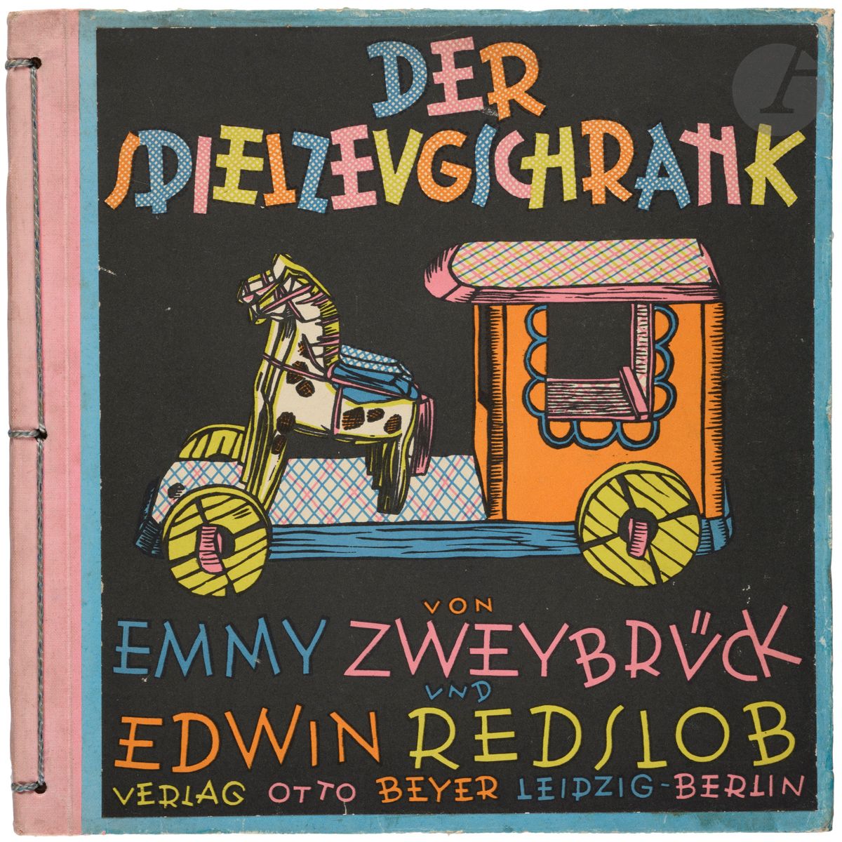 ZWEYBRÜCK (Emmy). REDSLOB (Edwin).
Der Spielzeugschrank. [L’Armoire à jouets].
Verlag Otto Beyer. Leipzig-Berlin. [1934]. In-4 carré (24,2 x 24,2 cm). (14) doubles ff. : reliure à la japonaise de l’éditeur, avec cordonnet vert d’origine, dos de percaline rose, premier plat avec une lithographie en couleurs sur fond noir appliquée, d’après une gravure sur bois.

Unique édition. Le plus extraordinaire catalogue viennois de jouets de bois issu de l’art populaire. Œuvre majeure de l’artiste Emmy Zweybrück (Vienne 1890-1956 New York).
Formée à la Kunstgewerbeschule de Vienne [Arts appliqués], elle créera en 1915, la seule école privée viennoise offrant une formation dans différents domaines des arts appliqués, après avoir fondé son propre atelier l’année précédente. Après la fermeture forcée de l’atelier et de l’école, elle émigra aux États-Unis en 1939. Dès 1909, elle participa aux plus fameuses expositions, notamment Paris en 1925, Leipzig en 1927, New York en 1928, Vienne en 1930 et 1935, Milan en 1933.
Couverture, page de titre et onze planches sur fond noir figurant les jouets de bois taillé aux coloris éclatants : rose, orange, bleu turquoise, jaune. Sur les pages en regard, lithographiées sur fond jaune vif, et également animées de petites compositions colorées, la typographie (Sebaldus-Gotisch de la fonderie Berthold à Berlin) fait écho à la taille brute des jouets.
Les textes enjoués d’Edwin Redslob (Weimar 1884-1973 Berlin-Ouest), historien d’art, directeur de musées, écrivain, et ami de l’artiste, offrent un cadre narratif vivant aux jouets de bois sculptés.
L’éditeur Beyer, spécialiste de revues de mode, avait, à de nombreuses reprises, publié des dessins d’Emmy Zweybrück dans ses pages, raison pour laquelle il édita ce très séduisant ouvrage de luxe, imprimé sur un fort papier crème, éloigné de ses publications habituelles.
Très minimes frottements d’usage sur la reliure.