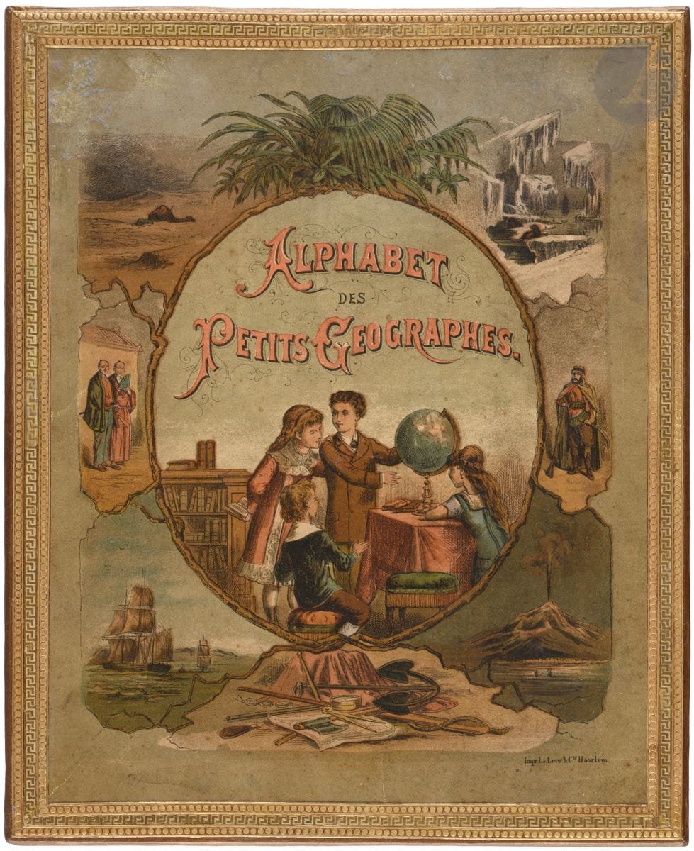 [Jeu].
Alphabet des Petits Géographes.
[France. Vers 1880]. Impr. L. v. Leer & Cie. Haarlem. Boîte de bois et carton (29 x 24,9 x 4,5 cm). Renfermant (6) planches chromolithographiées dans un cadre blanc et de papier doré, appliquées sur bois, et découpées en puzzle, revers de papier mauve : chromolithographie appliquée sur le couvercle avec, au centre dans un ovale, le titre accompagné d’enfants autour d’un globe et différents paysages et personnages en encadrement, bordure de papier gaufré dorée, définitions des différentes occurrences au revers.

Séduisant abécédaire géographique.
Puzzle des lieux de la nature, des villes et le J pour Japonais. De Anse à Zanzibar, les quatre illustrations des cinq premières planches et les six de la dernière sont sur le même modèle : initiale en relief rouge, accompagnée de sa minuscule d’imprimerie en tête, et la légende d’un seul mot en pied. L’imprimeur néerlandais L. van Leer & Cie imprimait ses planches de chromolithographies pour plusieurs pays et ainsi rentabilisait son impression, y ajoutant la légende par la suite. Les occurrences figurées dans ce jeu, destiné au marché français, sont aussi possibles avec une légende en anglais, ce qui explique la présence du W pour l’île de Wight.
En très belle condition. Une pièce manquante pour le S de Source, montrant un marais, Swamp en anglais.