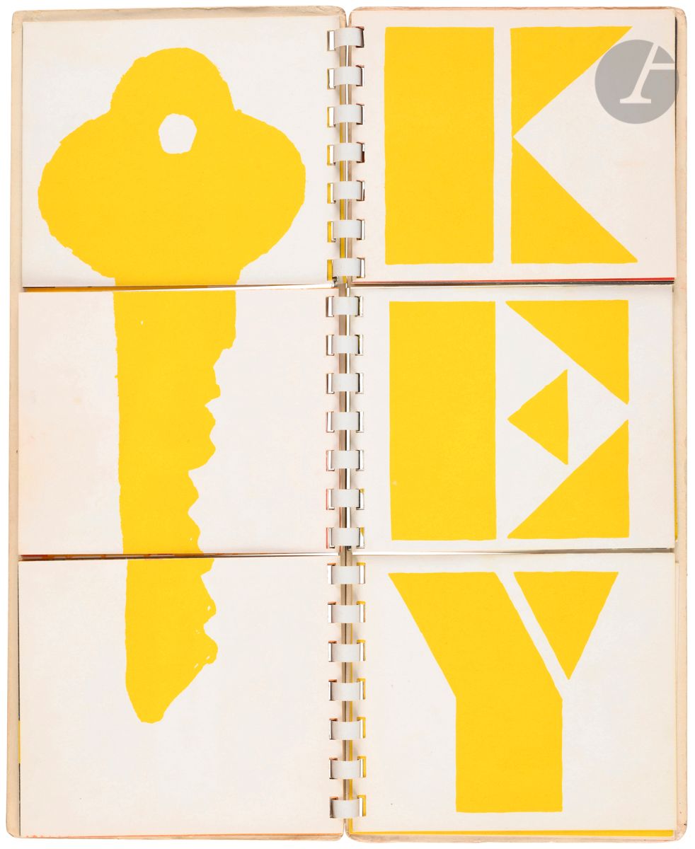GILL (Bob).
A to Z.
Words and pictures by Bob Gill. An Atlantic Monthly Press Book. Little, Brown and Company. Boston. Toronto. 1962. In-4 étroit (31,2 x 13,2 cm). (16) ff. de carton en couleurs séparés en trois : couvertures de carton fort, fond orange sur la première avec les lettres du titre placées verticalement, portrait photographique de Bob Gill au centre de la seconde, pavé bleu en tête et orange en pied avec quelques lignes sur le designer et ses livres, reliure spirale de plastique blanc.

Extrêmement rare abécédaire typographique, à la fois livre à système, par le célèbre graphiste américain Bob Gill (1931-2021).
Formé à l’art dans trois écoles américaines, il s’installe à Londres en 1960 et cofonde le fameux studio de design Fletcher/Forbes/Gill en 1962, qui deviendra Pentagram. Créateur des plus fameux logos d’entreprises et d’institutions, il imaginera également livres de design et d’innovants livres pour les enfants, dont ce premier titre.
Livre-jeu où les pages, séparées en trois verticalement, comportent trois lettres à droite, de couleurs et typographies différentes et, à gauche, une illustration également divisée en trois parties. Tout est mêlé, à l’enfant de rassembler les bonnes couleurs, l’illustration en entier et le mot de trois lettres la définissant apparaîtra en face. Le designer réussit à réunir les vingt-six lettres de l’alphabet dans les trois initiales de droite et dans ses mots de trois lettres. Jaune vif, rouge, orange, fond blanc, fond noir, tout est éclatant, seul le résultat du dernier assemblage est donné : END.
En parfaite condition, restauration à peine visible sur l’angle supérieur de la première couverture.