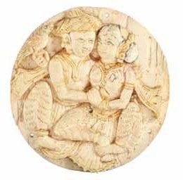 PETITE PLAQUE CIRCULAIRE AU COUPLE ENLACÉ EN IVOIRE, INDE, RAJASTHAN, XIXE SIÈCLE. Ivoire sculpté, gravé et traces de polychromie. L'homme enturbanné enlace sa compagne qui tient un perroquet à la main. Provient probablement d'une porte. (Petites fentes) Diam.: 9 cm