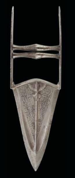 PETIT POIGNARD KATAR, INDE, HAUT PENJAB, XVIIIE SIÈCLE Lame à double tranchant en acier damassé entièrement ciselé d'inscriptions sur fond de rinceaux. Talon orné d'une demi-rosette à pendentif fleuronné. L.: 22 cm