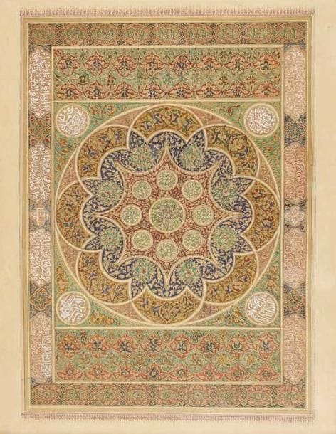 GRANDE ENLUMINURE, ALGÉRIE, DATÉ 1340 H./1921 Papier peint en polychromie et or d'une vaste rosace polylobée à fond de rinceaux fleuris, cantonnée de deux bandeaux à arcature trilobée, à fond de rinceaux fleuris également. Les écoinçons portent des médaillons inscrits en maghribi de la shahada ainsi que des noms des califes rashidun. La frise extérieure porte quant à elle des cartouches inscrits en maghribi également, de la basmallah, ainsi que des versets 26 et 27 de la sourate III «al-?Imrân», une partie du verset 137 de la sourate II «La Vache» et la date de 1340 H./1921. Dim. 61 x 47 cm