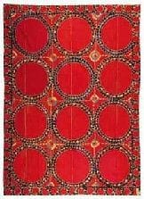 BRODERIE SUZANI AUX LARGES GUL, TURKESTAN, PCHKENT, XIXE SIÈCLE Tenture en coton beige brodé de soies polychromes de larges disques rouges, gul, bordés d'une frise géométrique et fleuronnée. Dim.: 254 x 200 cm