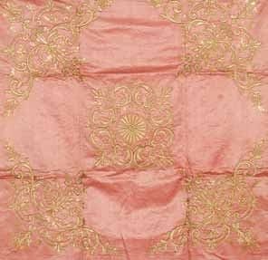 CARRÉ DE SOIE BRODÉ EN SELIMIYE, TURQUIE, ART OTTOMAN, XIXE SIÈCLE Soie rose doublée de coton et brodée de fils dorés dans la technique selimiye. Composition centrale d'un large oeillet entouré de rinceaux fleuronnés et quatre écoinçons en composition symétrique de bouquets et rinceaux de palmes. (Petites taches) Dim.: 96 x 96 cm