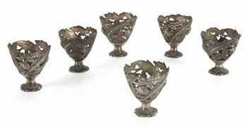 SIX PORTE-TASSES ZARF EN ARGENT, TURQUIE, ART OTTOMAN, DÉBUT DU XXE SIÈCLE Porte-tasses ajourés à décor de tiges de fraisiers aux feuilles digitées, sur pied en corolle orné de pampres. Tughra et marque sheshme sous le pied, probablement de Mehmed VI (r. 1918 - 1922). H.: 5,5 cm