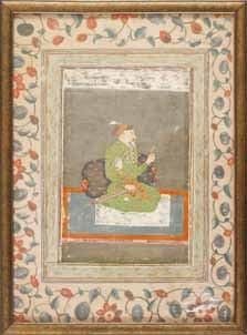 PORTRAIT DE L'EMPEREUR MOGHOL SHAH JAHAN, INDE DU NORD, ART MOGHOL, XVIIIE SIÈCLE Miniature encollée sur page d'album plus tardive à encadrement de rinceaux dorés sur fond gris-vert et larges rinceaux sur les marges. Adossé sur un épais coussin argenté, l'empereur, assis de profil, tient une aigrette dans une main et son épée dans l'autre, un katar passé dans la ceinture. (Usures à l'arrière-plan) Dim. page: 25,7 x 18,4 cm