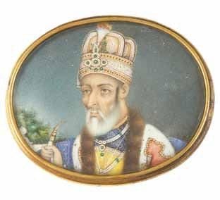 PORTRAIT DE L'EMPEREUR MOGHOL BAHADUR SHAH II, INDE DU NORD, PÉRIODE RAJ, XIXE SIÈCLE Miniature sur ivoire remontée en broche à cadre en or. Le sultan âgé, de profil et couronné, est vêtu d'un manteau à galon en fourrure. Il tient de sa main droite la pipe de son huqqa. Dim.: 5 x 6 cm Bahadur Shah II (1837 - 1858) est le dernier empereur moghol, descendant direct de Gengis Khan. Dépossédé de ses droits et de ses pouvoirs par la compagnie anglaise des Indes orientales, il est cependant connu comme poète sous le nom de Zafar, comme calligraphe et aussi comme «artisan d'une renaissance de l'histoire de l'Inde en soutenant la révolte des cipayes en 1857». Voir l'étude de W. Dalrymphe, Le dernier moghol, la chute d'une dynastie, Delhi, 1857, ed. Noir sur blanc, 2008