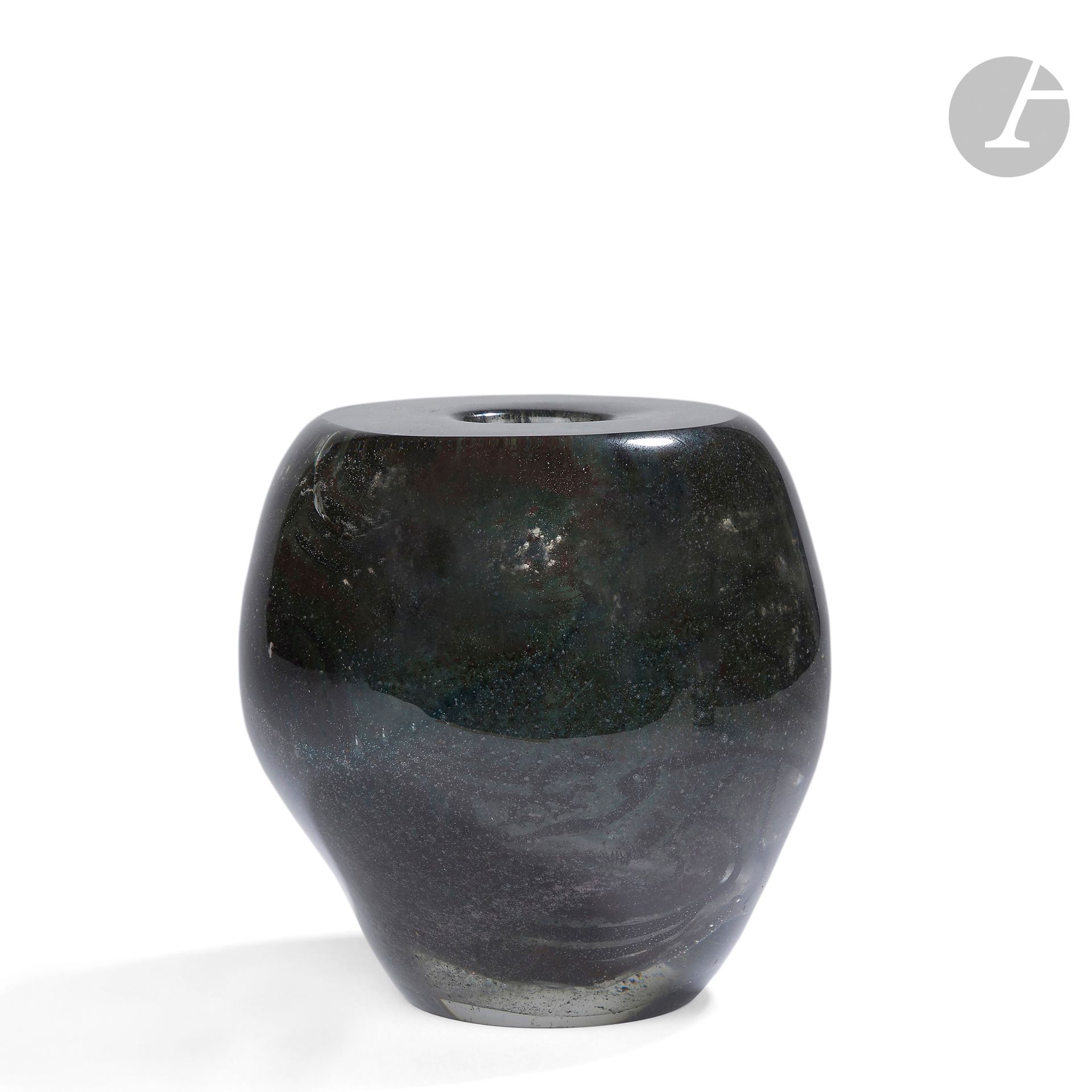 HENRI NAVARRE (1885-1971)
Léda et le cygne
Vase balustre à col plat et à orifice annulaire.
Épreuve en verre à très forte épaisseur au décor titre traité noir en inclusions et présentant de nombreuses particules bistres également en inclusions.
Signé H. NAVARRE et marqué 821, à la pointe sous la base.
Hauteur : 15,5 cm

Provenance :
- Collection Anne-Sophie Duval.
- Collection particulière, Paris.