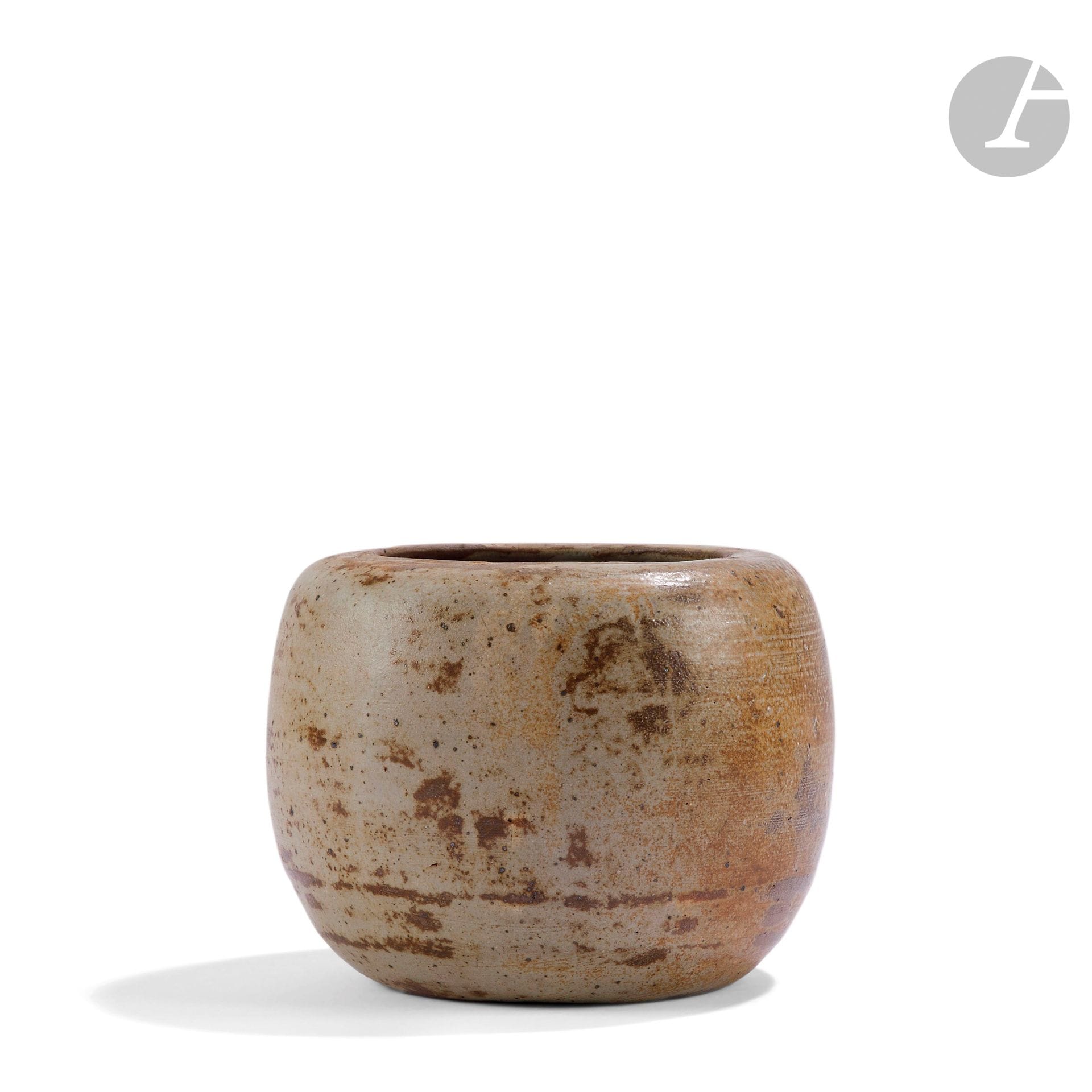 JEAN ET JACQUELINE LERAT (1913-1992) (1920-2009)
Sans titre
Vase boule à col annulaire formé d’une base de pot couvert.
Grès.
Années 1960.
Manque le couvercle.
Signé J.J. LERAT, vers la base.
Hauteur : 10,5 cm – Diamètre : 14 cm