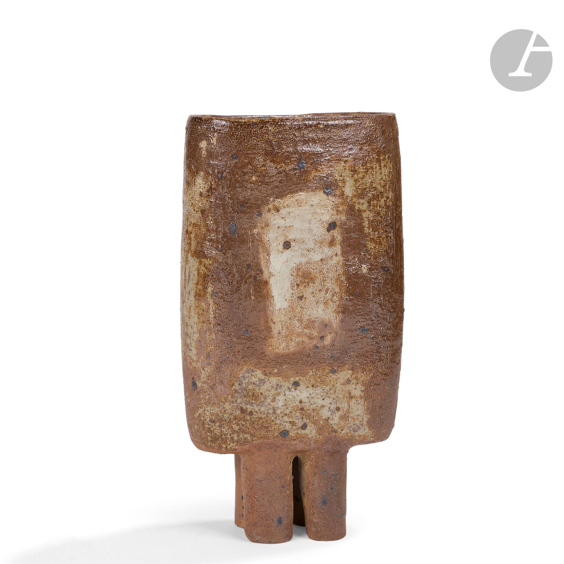 JEAN ET JACQUELINE LERAT (1913-1992) (1920-2009)
4 pieds
Vase de section oblongue reposant sur 4 pieds cylindriques.
Grès, engobe.
Années 1960.
Restauration à un pied.
Signé et daté J. LERAT, sous la partie haute du vase.
Hauteur : 30 cm