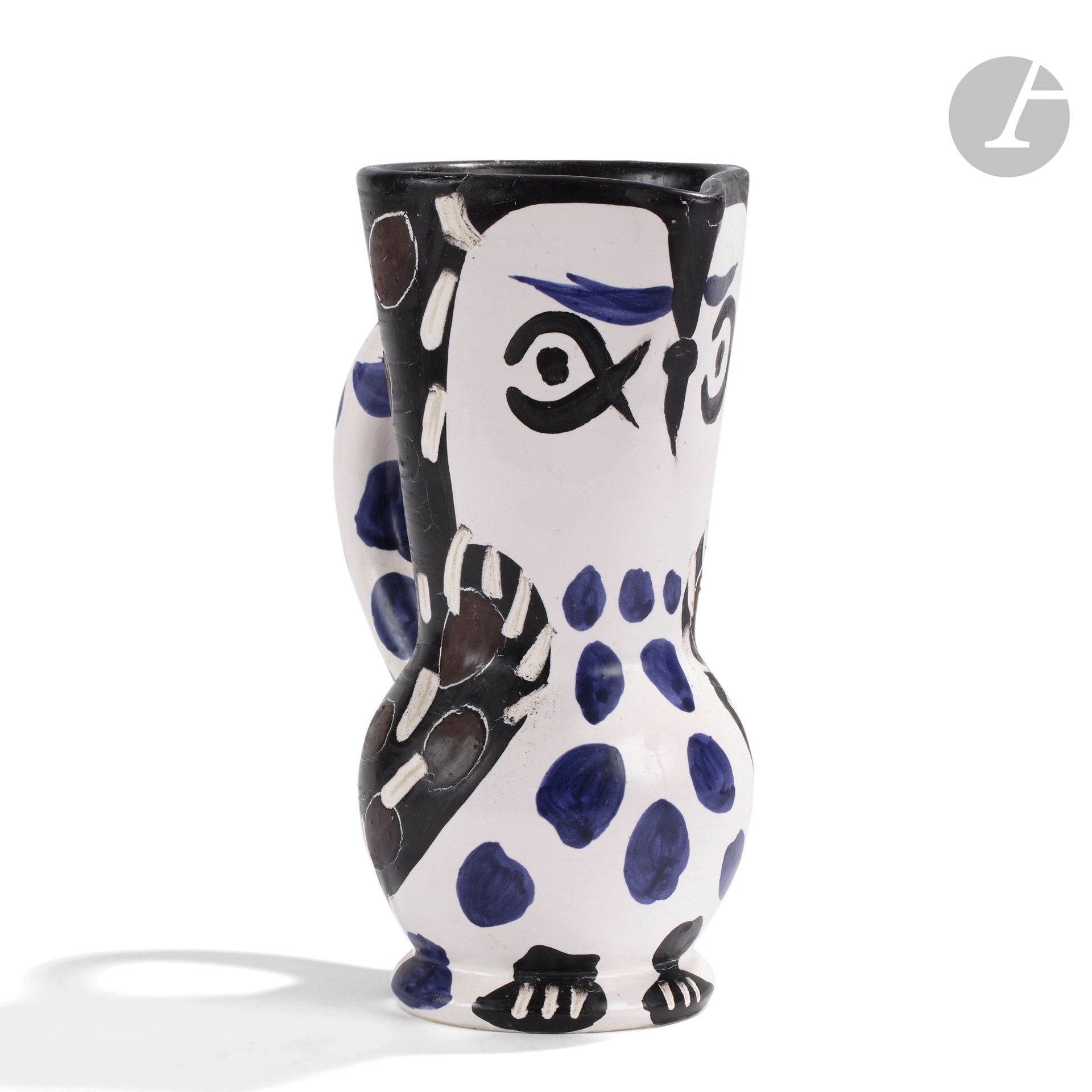 PABLO PICASSO (1881-1973) & ATELIER MADOURA
Cruchon Hibou, modèle créé en [1955]
Pichet tourné.
Réplique authentique, éditée à cinq cents exemplaires réalisés chez Madoura.
Épreuve en terre de faïence blanche, décor aux engobes, gravé au couteau sur émail blanc ; noir, bleu, brun.
Porte les cachets en creux D’après PICASSO et MADOURA Plein Feu sous la base.
Hauteur : 26 cm

Bibliographie :
Alain Ramié - Picasso, catalogue de l’œuvre céramique édité 1947-1971 - Éditions Madoura, 1988. Modèle identique reproduit page 152 sous le numéro 293 du catalogue.