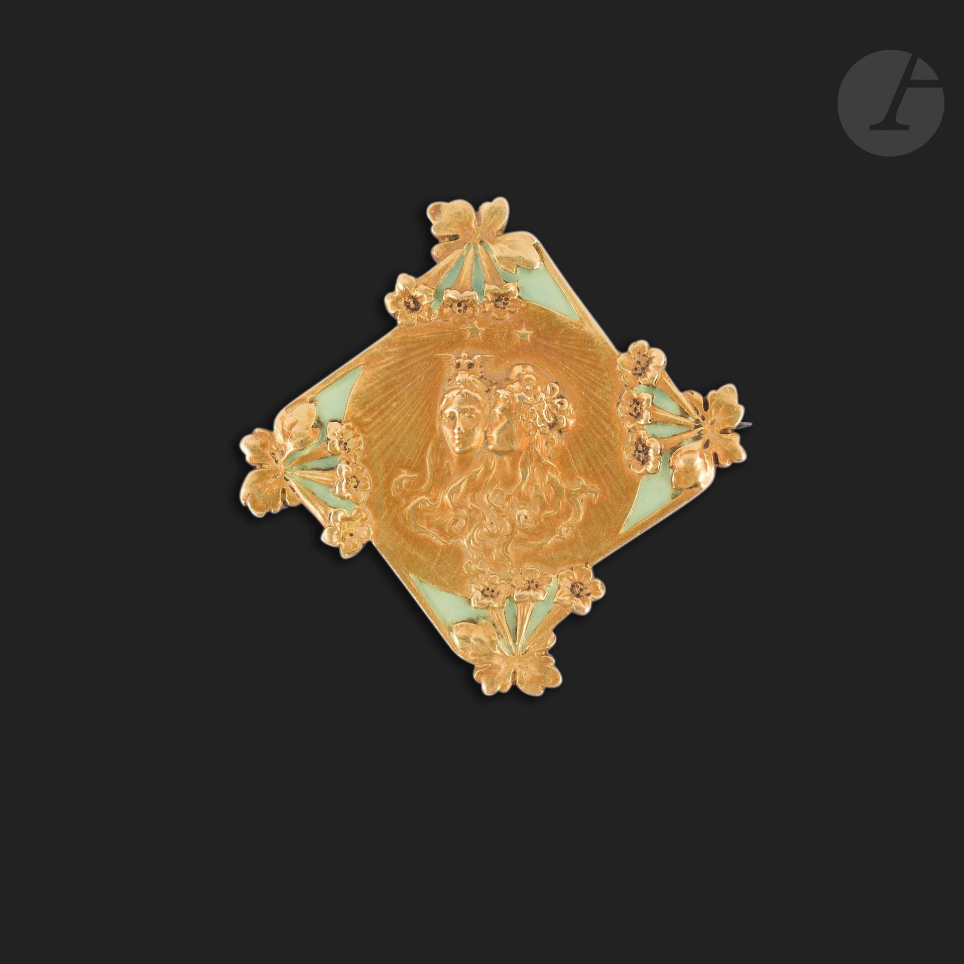RENÉ LALIQUE (1860-1945) 
L’Alliance franco-russe, vers 1896
Broche (allégorique).
Or et émail.
Signée LALIQUE sur la tranche et porte le poinçon de titre.
Hauteur : 4,2 cm
Poids brut : 14,69 g