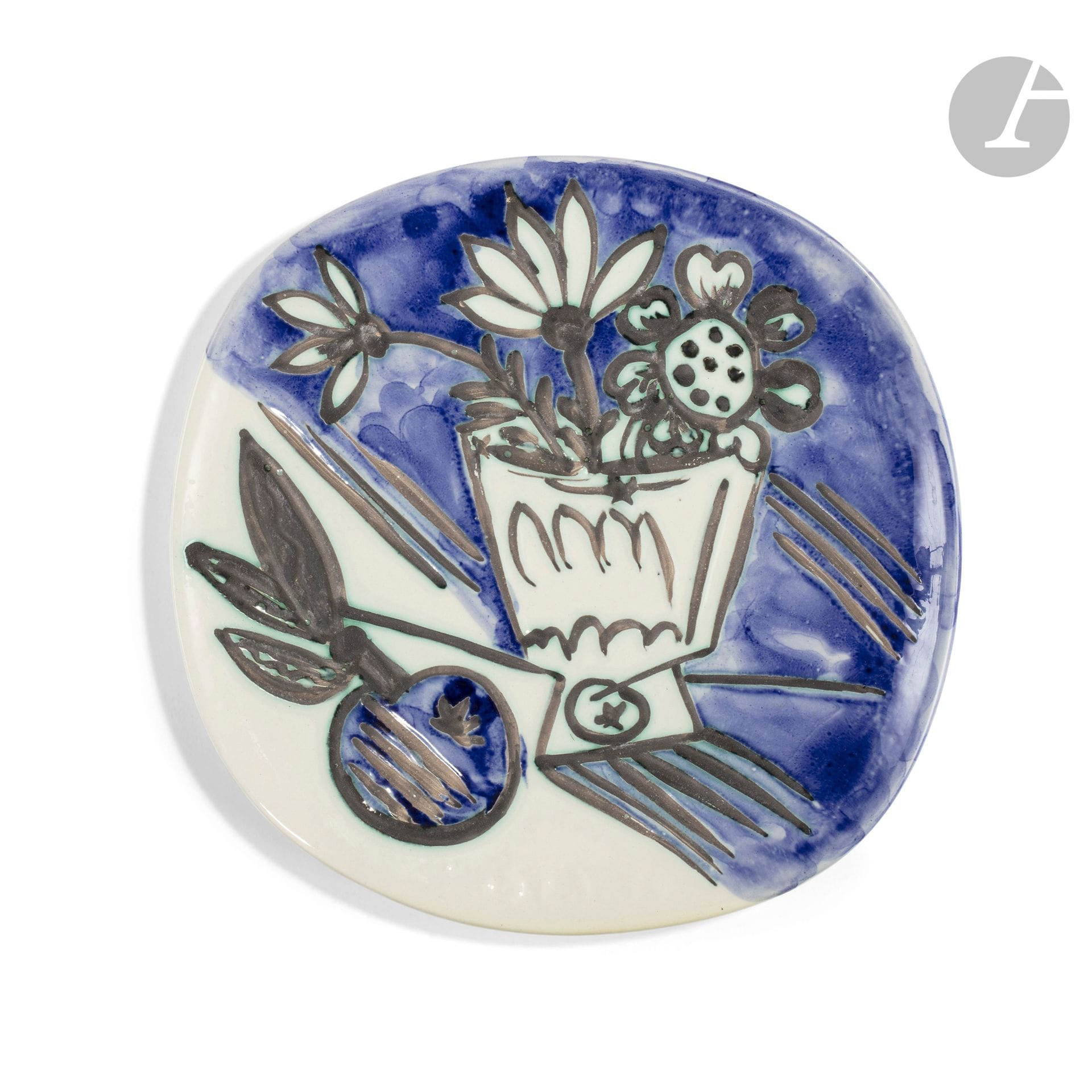 PABLO PICASSO (1881-1973) & ATELIER MADOURA
Bouquet à la pomme, modèle créé le [22 janvier 1956]
Assiette ronde/carrée. 
Empreinte originale réalisée à quatre cents exemplaires réalisés dans l’Atelier Madoura. 
Épreuve en terre de faïence blanche, décor souligné à la paraffine oxydée, oxydes sous couverte ; ivoire, brun, bleu. 
Marquée des cachets en creux MADOURA Plein Feu et Empreinte Originale de PICASSO au revers. 
Diamètre : 24,3 cm

Bibliographie :
Alain Ramié - Picasso, catalogue de l’œuvre céramique édité 1947-1971 - Éditions Madoura, 1988. Modèle identique reproduit page 157 sous le numéro 305 du catalogue.