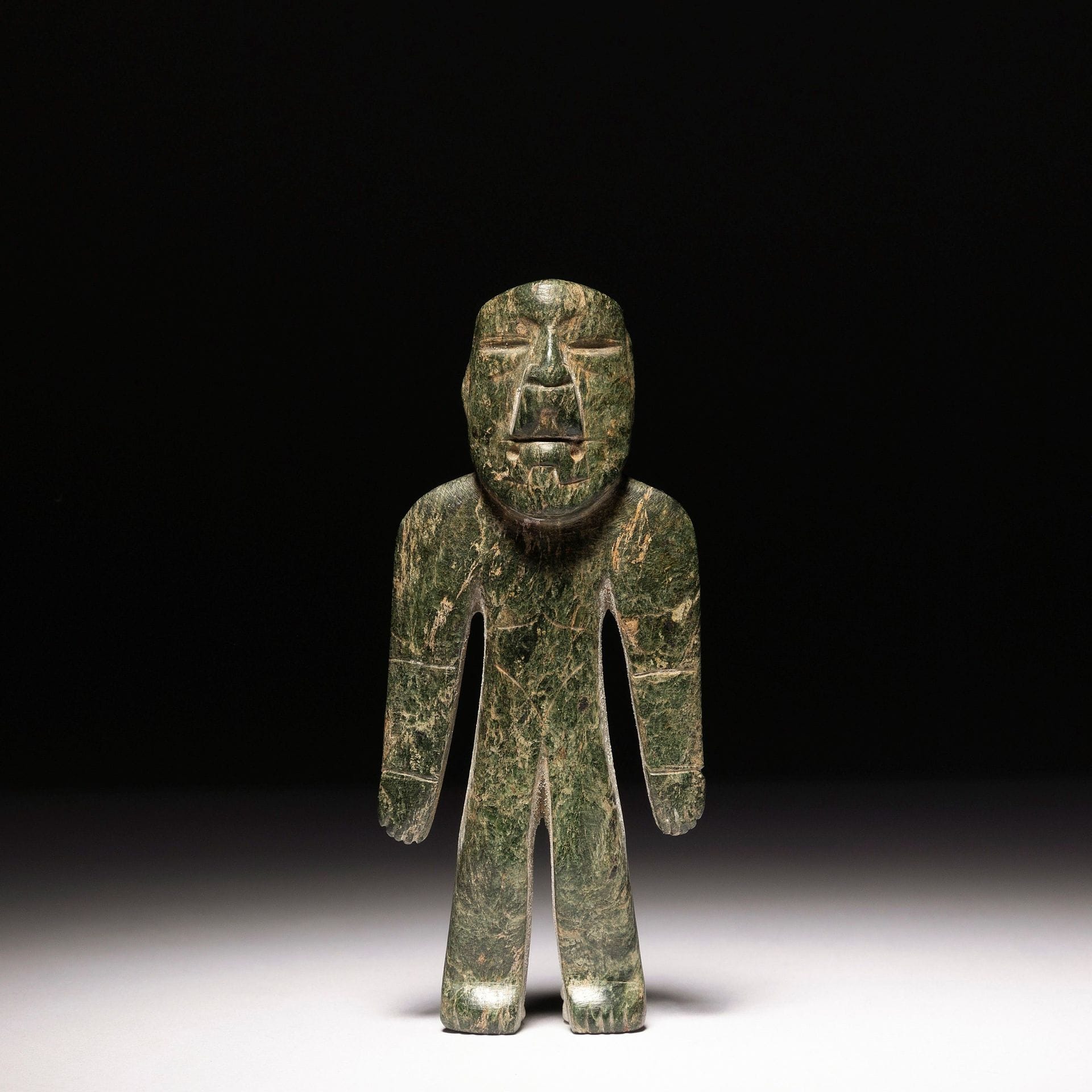 Un beau personnage masculin se tenant debout, la bouche de l’homme-jaguar et une importante déformation crânienne visible de profil, toutes deux caractéristiques et emblématiques des grands arts olmèques.

Culture olmèque, style hybride chontal-olmèque, 1000 à 400 avant J.-C., État du Guerrero, Mexique

Pierre verte polie, très belle et ancienne patine.

H. : 13,5 cm



Provenance :

Collection Anne et Jacques Kerchache.



Exposition et publication :

Vente Binoche, Renaud et Giquello du 14 juin 2010, lot n° 16.