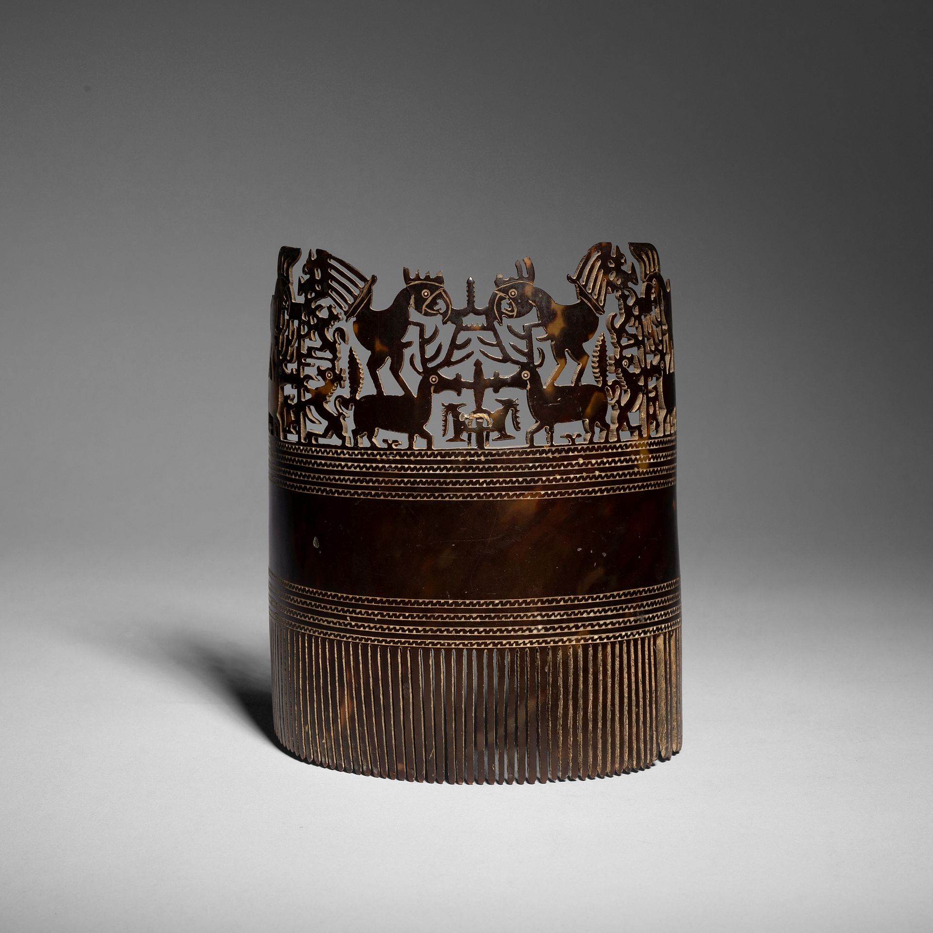 An imposing ceremonial comb hai kara janga for women and girls.

For a comparable model from the Barbier-Mueller Collection now in the Musée du Quai Branly-Jacques Chirac, see L'Or des îles, ornements et bijoux ethniques de l'Insulinde - Donation Barbier-Mueller pour le Musée du Quai Branly, Éd. Somogy-Fondation Mona Bismarck, 2002, p. 289, n° 110.

Sumba (east of the island), Indonesia

Sea turtle shell, relics of lime, accidents (two small visible missing pieces), beautiful patina

H. 17.4 cm and L. 13.8 cm



Provenance:

Collection Nadine Vinot-Postry, Paris.