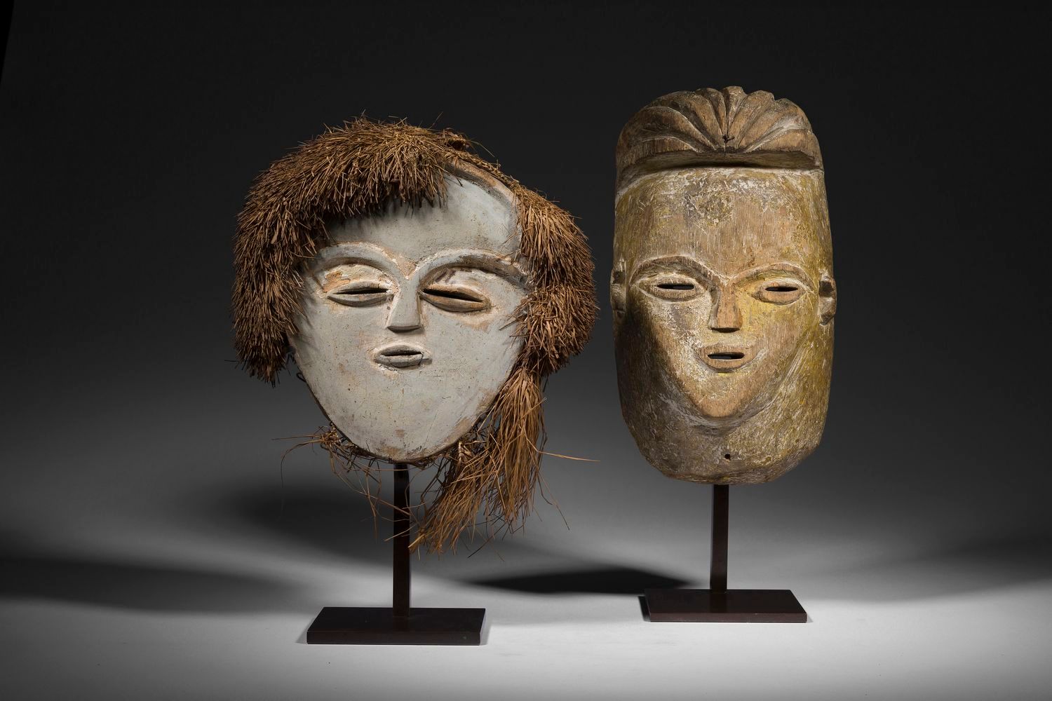 Un lot réunissant deux masques du bwiti dont un possède une ancienne coiffe (abîmée) de fibres végétales mais n’ayant pas dansé, et l’autre ayant dansé.

Tsogho, Gabon

Bois, polychromie, fibres végétales, patine d’usage.

H. : 21 et 26 cm



Provenance :

Collection Jacques Viault.