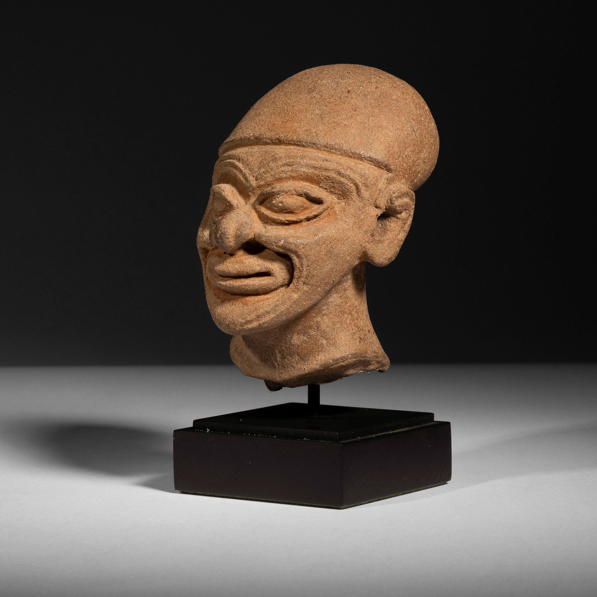 Une belle tête souriante d’un homme ridé, fragment d’une ancienne statuette.

Culture dite Tumaco-La Tolita, 300 avant à 300 après J.-C. environ, Équateur ou Colombie

Terre cuite, traces d’une ancienne engobe.

H. : 11 cm



Provenance :

Collection Anne et Jacques Kerchache.



Exposition :

Vente Binoche, Renaud et Giquello du 14 juin 2010, lot n° 7.
