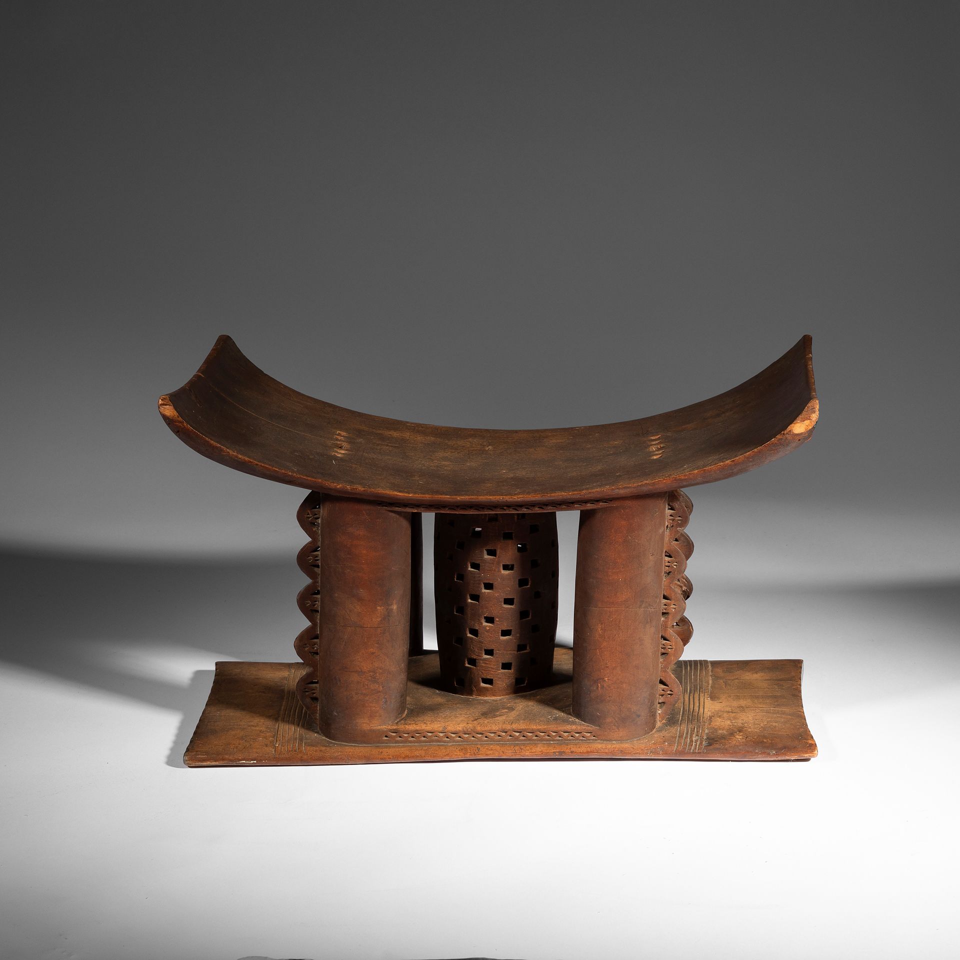 *Un ancien et beau tabouret de femme du modèle Mma Dwa, offert à son épouse par le mari le jour du mariage, à décors ajourés et une colonne centrale ajourée.

Ashanti, Ghana

Bois, fentes et oxydation d’ancienneté, usures et petits manques, belle patine d’usage.

H. : 28,5 cm



Provenance :

Collection Nadine Vinot-Postry, Cuernavaca.

 *Ce lot est vendu en importation temporaire.