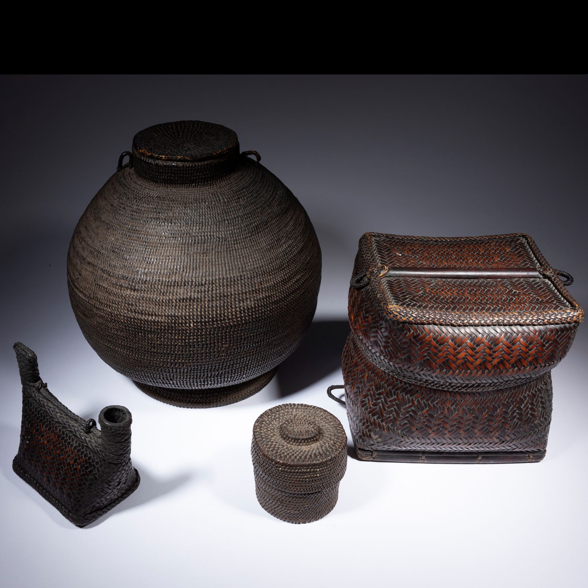 Un lot réunissant quatre récipients en fibres végétales tressées caractéristiques de l’art des vanniers ifugao et bontoc, dont deux grands classiques : un très beau panier ifugao sphérique appelé ulbong et un très beau panier bontoc appelé kupit, l’un et l’autre avec leur couvercle.

Pour deux autres paniers ulbong et kupit, voir : Philippines, archipel des échanges, Éd. Actes Sud & Musée du Quai Branly, 2013, p. 302 et 303, n° 210 et 211.

Ifugao et Bontoc, île de Luçon, Philippines

Fibres végétales, très belles patines d’usage.

H. : 10,5 cm à 32 cm



Provenance :

Collection Anne et Jacques Kerchache.