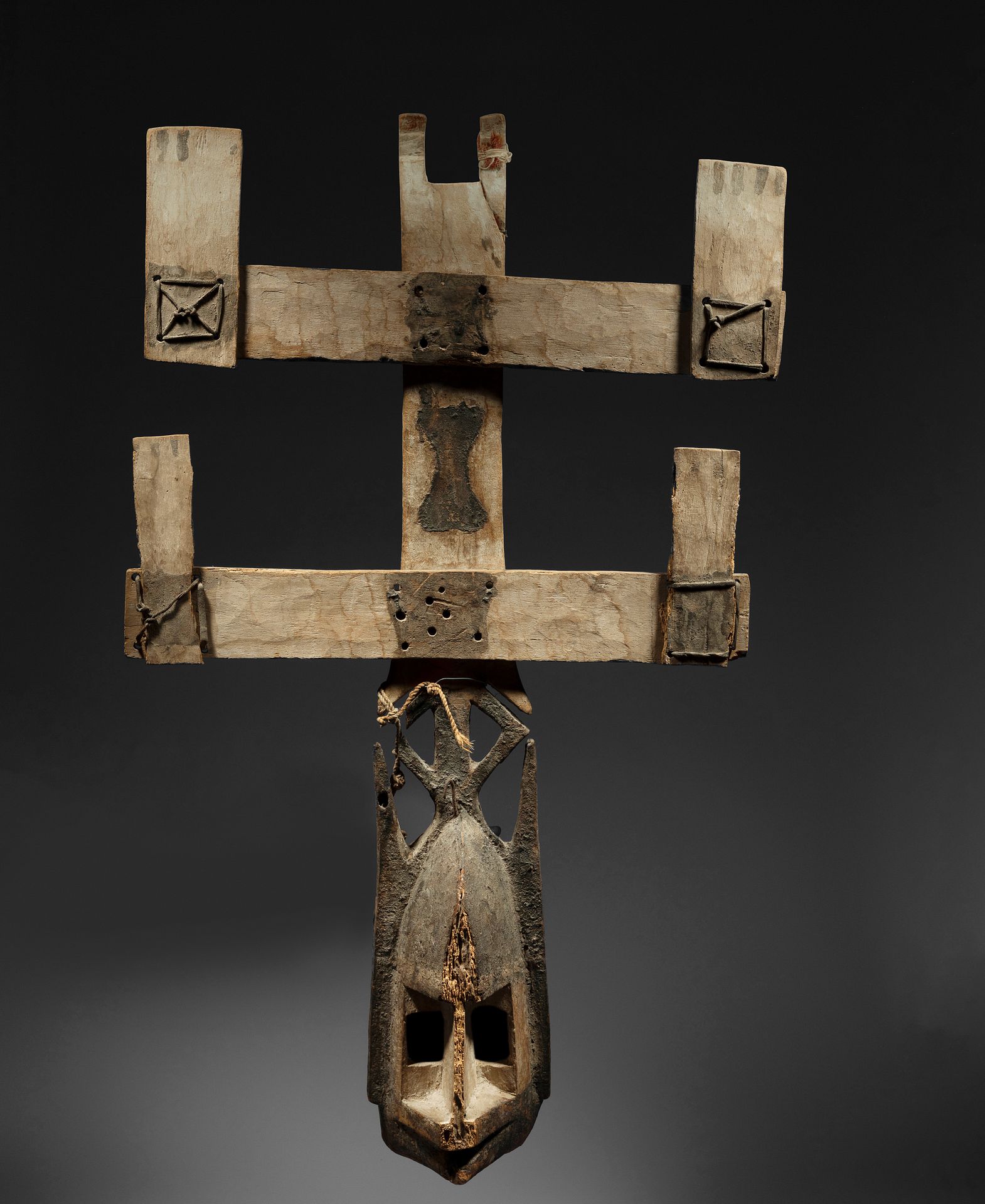 A lot gathering an ancient Kanaga mask and a female statuette, both very characteristic.

Dogon, Mali

Wood, leather, visible accidents and erosions of age, small restoration (broken-glued), original piece, patina of use.

H. 94 cm and 36 cm



Provenance :

Collection Nadine Vinot-Postry, Paris.