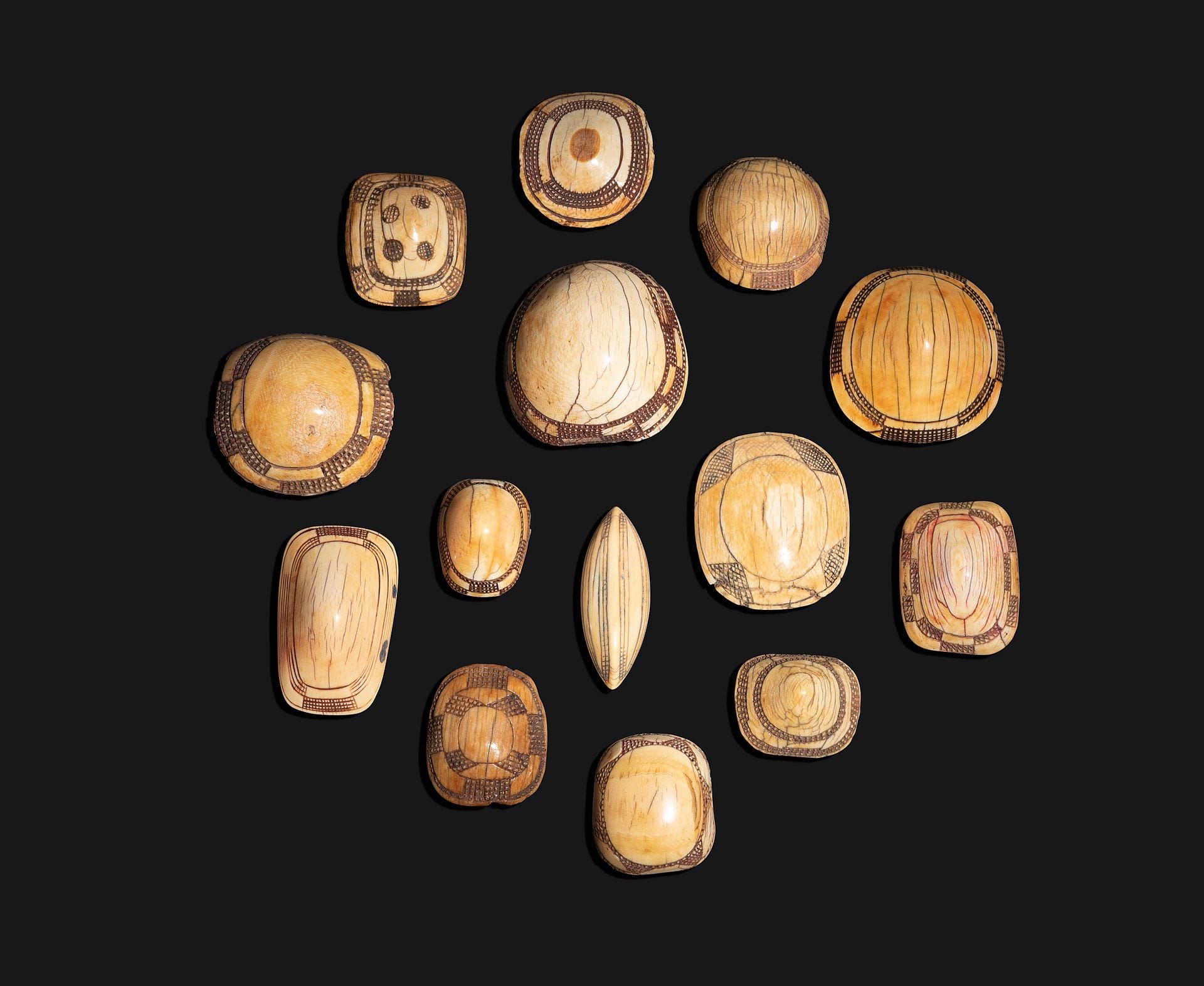Un lot réunissant quatorze ornements omakipa. Ces pendants de ceintures sculptés et gravés, attachés à des lacets de cuir, offerts par les hommes a  leur fiancée, témoignaient de la quantité de bétail qu’ils possédaient, et les gravures qui les ornementent ne sont pas simplement décoratives mais ont un sens bien précis. 

Pour des ornements omakipa similaires, voir : Afrique, l’art des formes, collection Marc Ginzberg, Éd. Skira, 2 000, p. 257.

Cuanhama, Namibie

Ivoire, pigment minéral, usures et très belles patines d’usage.

H. : entre 5 et 7,5 cm



Provenance :

Collection Anne et Jacques Kerchache.