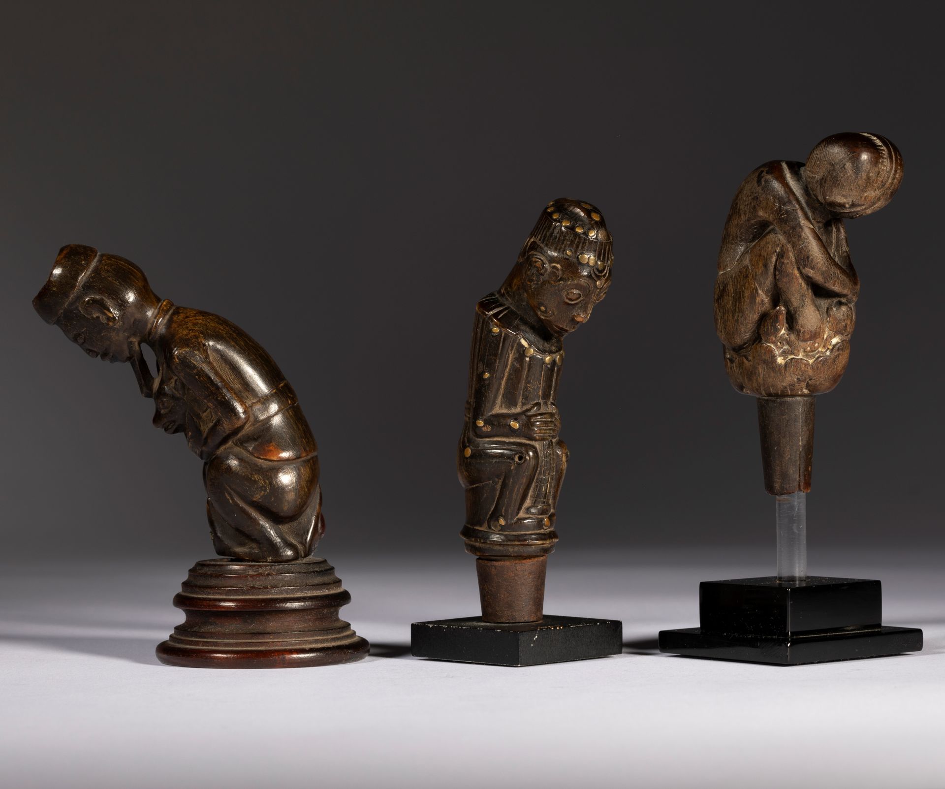 Un lot réunissant trois poignées de grugeoir à bétel dont une belle poignée en corne de buffle ornée d’incrustations de laiton.

Pour d’autres poignées de grugeoir à bétel, voir : Alain Schoffel, Arts primitifs de l’Asie du Sud-Est, Éd. A. et F. Chaffin, 1981, p. 90 à 92.

Lombok, Indonésie

Cornes, bois, métal, usures, petits accidents et manques, belles patines d’usage.

H. : 8, 9 et 10 cm



Provenance :

Collection Nadine Vinot-Postry, Paris.