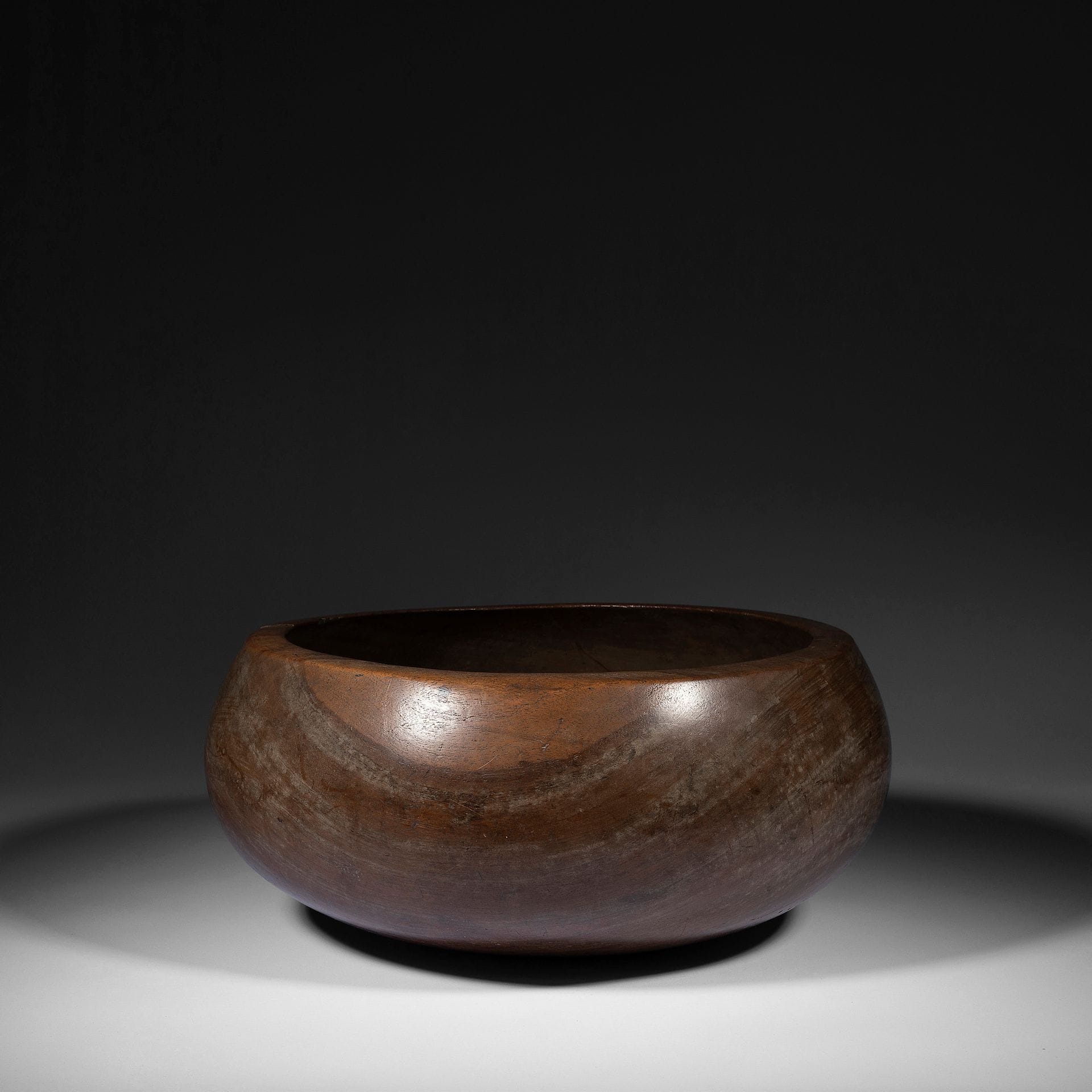 Une ancienne et très belle coupe à nourriture umeke la’au ou pakaka, sculptée dans le bois de Kou ou Koa (acacia koa), espèce endémique d’Hawaï au grain d’un veinage bien caractéristique.

Îles d’Hawaï

Bois, fente d’ancienneté, petite trace de brûlure, très belle patine d’usage, ancien numéro de collection 2599

D. : 35,5 cm / H. : 16 cm



Provenance :

- Révérend C. G. Williamson à Hawaï entre 1866-1870

- Acquis par James Hooper de la Leeds Literary and Philosophical Society.

- Collection James Hooper, n° 273.

- Vente Christie’s, Londres, 21 juin 1977, Hawaiian and Maori Art from the James Hooper Collection, lot n° 178, reproduit p. 53.

- Merton Simpson, New York.

- Collection Nadine Vinot-Postry, Paris.
