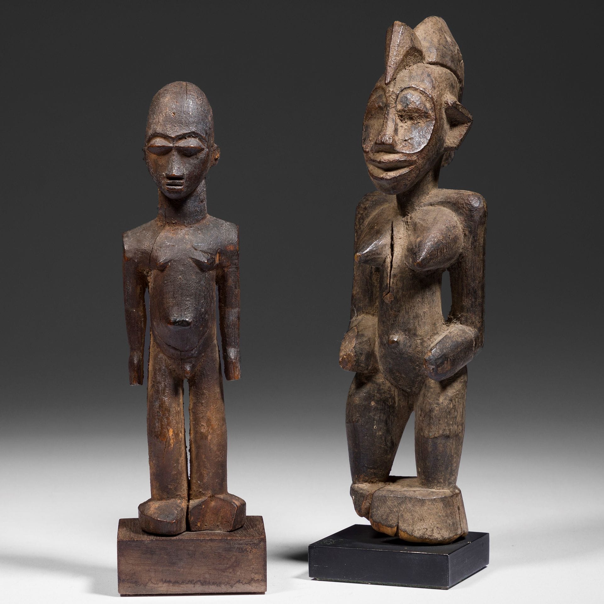 *A lot gathering two old male and female statuettes of beautiful presence.

Lobi and Sénoufo, Ivory Coast and Burkina Faso

Wood, oxidations of age, small visible lacks, beautiful and old patinas of use.

H. 16 and 18 cm



Provenance :

Nadine Vinot-Postry Collection, Cuernavaca.

 *This lot is sold in temporary importation.