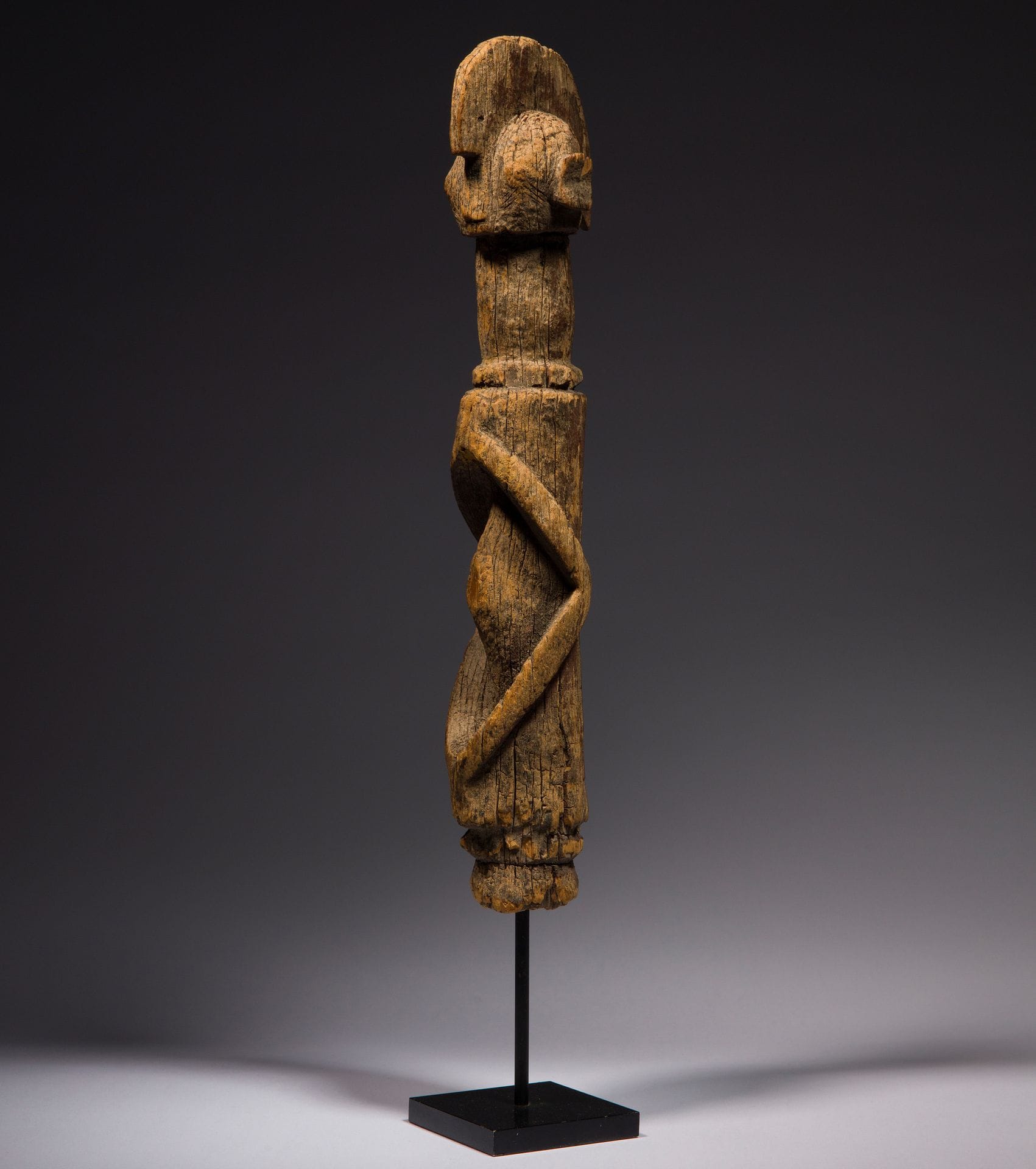 An ancient male Kundul sculpture with a scarified face. These sculptures, objects of protection that can be used as intercessors for divination, mounted on irons that allow them to be driven into the ground, generally function in pairs with a male and female principle, the man here being clearly defined by his crested headdress.

Wurkum, Nigeria

Wood, old pigments, small accidents and erosions of age, beautiful and old patina of use.

H. 37 cm



Provenance :

Collection Nadine Vinot-Postry, Paris.