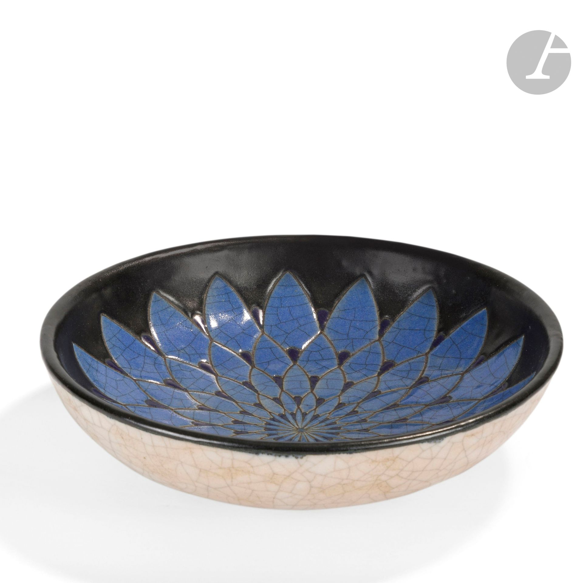 RAOUL LACHENAL (1885-1956)
Rosace, de la série dite des Émaux cloisonnés et mats, vers 1925
Grand plat circulaire et creux. Épreuve en céramique émaillée polychrome ; le décor titre traité bleu et craquelé sur fond noir à l’intérieur, l’extérieur émaillé ivoire craquelé. Signé Raoul LACHENAL sous la base. H. 7 cm – D. 26,5 cm