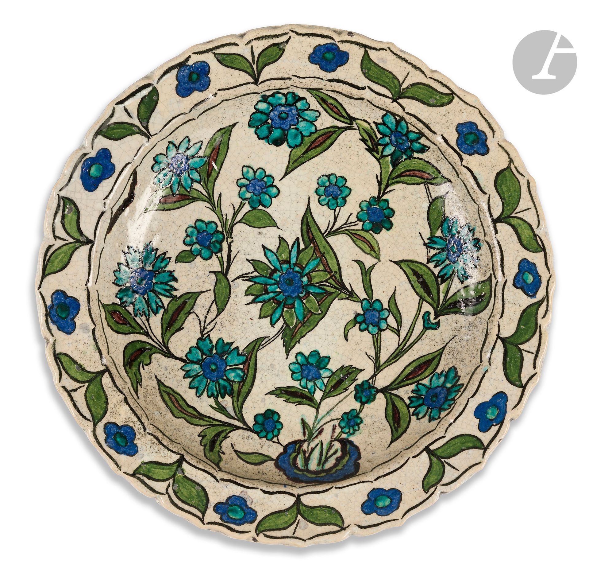 JEAN-JACQUES LACHENAL (1881-1945) FONDATEUR – LES BLESSÉS DE L’ATELIER LACHENAL (1920-1939)
Iznik
Grand plat creux et circulaire à bordure chantournée. Épreuve en céramique émaillée ; le décor traité polychrome sur fond ivoire craquelé. Marqué LACHENAL – RD au revers. D. 32,5 cm