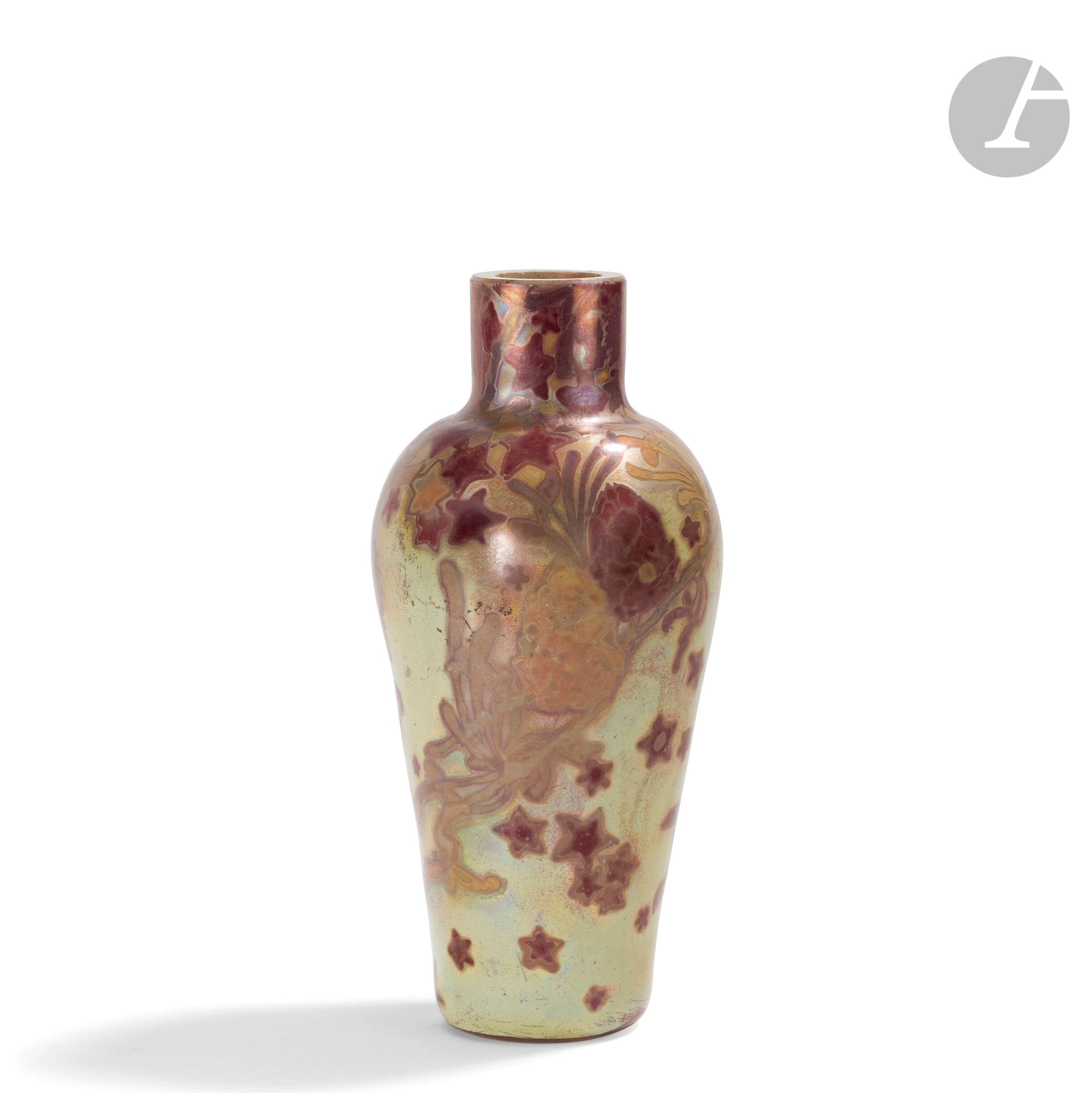 AMÉDÉE DE CARENZA (1843-1914) 
Pommes de pin et lierre
Vase balustre à col cheminée. Épreuve en verre aux riches irisations polychromes ; le décor titre vert bronze et pourpre. Signé Duc A. de CARANZA vers la base. H. 15,5 cm