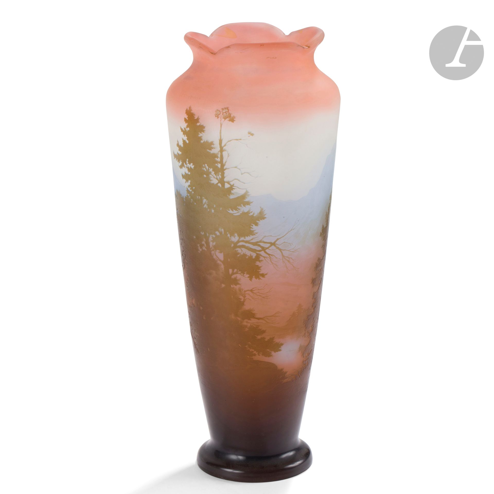 GALLÉ ESTABLISHMENTS (1904-1936)
Vosges lake landscape
Very important baluster vase resting on an overflowing heel and presenting a four-lobed neck. Proof in multi-layered glass with acid-etched title decoration and treated green-brown, salmon and blue on a grey-white background shaded with pink towards the neck. Signed GALLÉ, in reserve engraved in cameo with acid. H. 47,5 cm