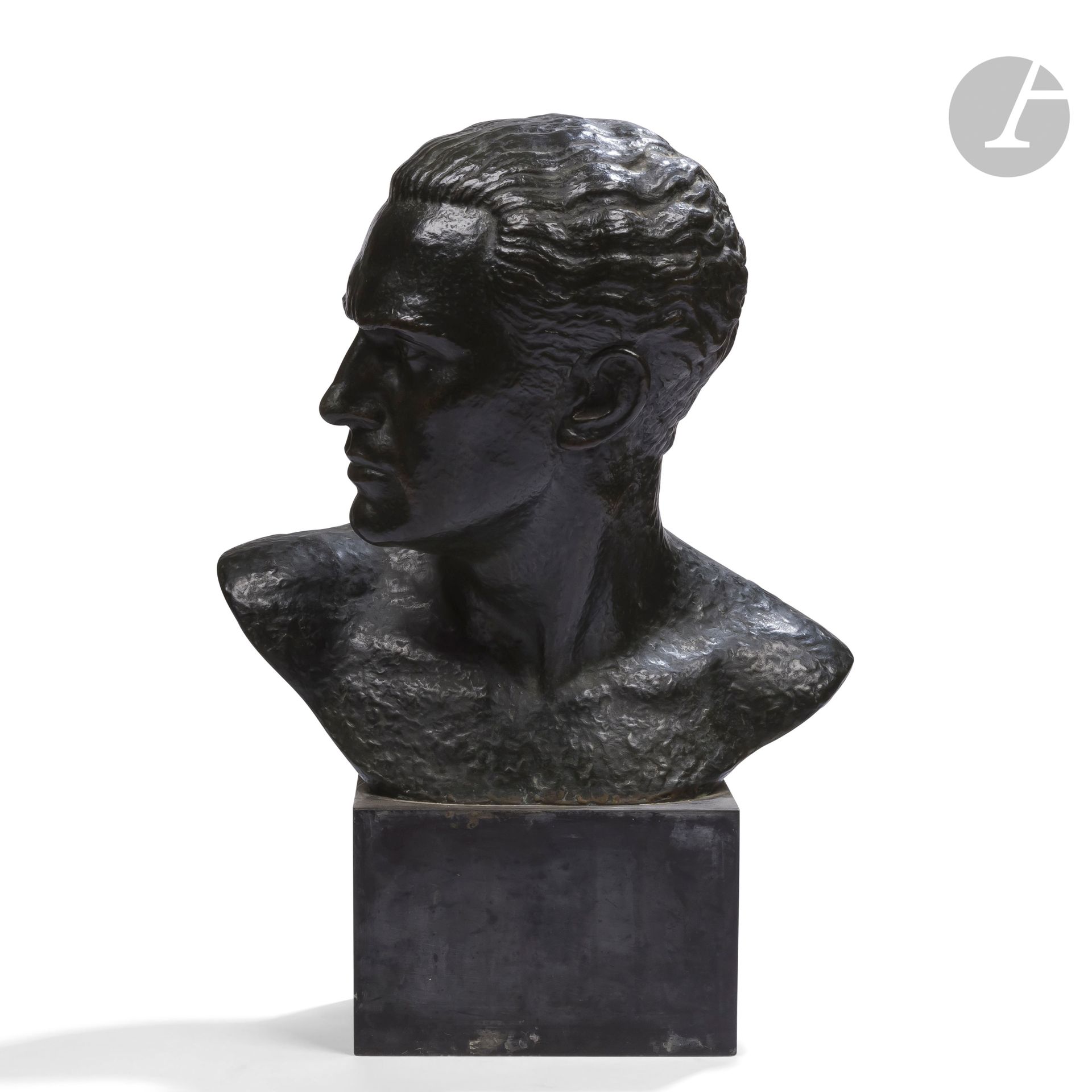 LUCIEN GIBERT (1904-1988)
Tête d’aviateur
Sculpture. Épreuve en bronze à patine noir nuancé de vert. Base en marbre noir. Moirures sur la base en marbre. Signée L. GIBERT à l’arrière et marquée Bronze au dos. H. avec base :  52 cm – H. bronze seul :  40 cm