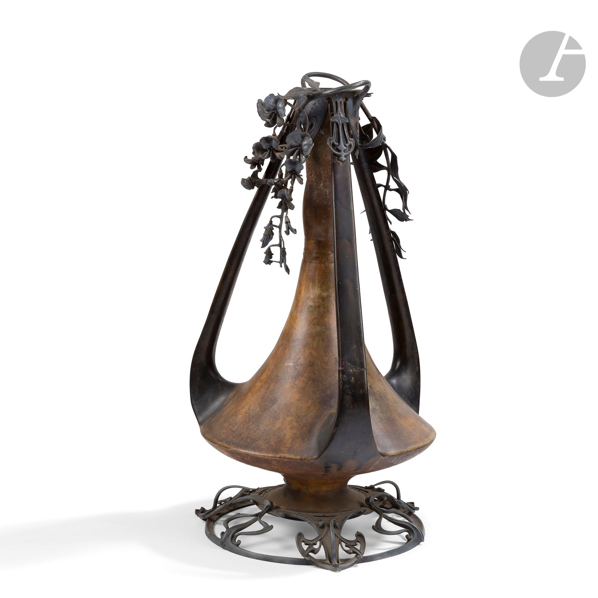 EDMOND LHOTE (1885-1962) GOLDSMITH AND JEWELRY DESIGNER
Glycine, probably unique piece
Piriform vase mounted with a long soliflore neck, the flattened body topped by detached handles. Proof in brown and black glazed ceramic; underlined by underglaze patterns on the neck. The pedestal and the neck are encased in silver mounts with a low title decoration. Restoration to a handle. Bears the hallmark of guarantee, annotated 1 on the reverse. H. 39,5 cm - Gross weight : 2.642 g

Provenance :
Former personal collection of the artist.