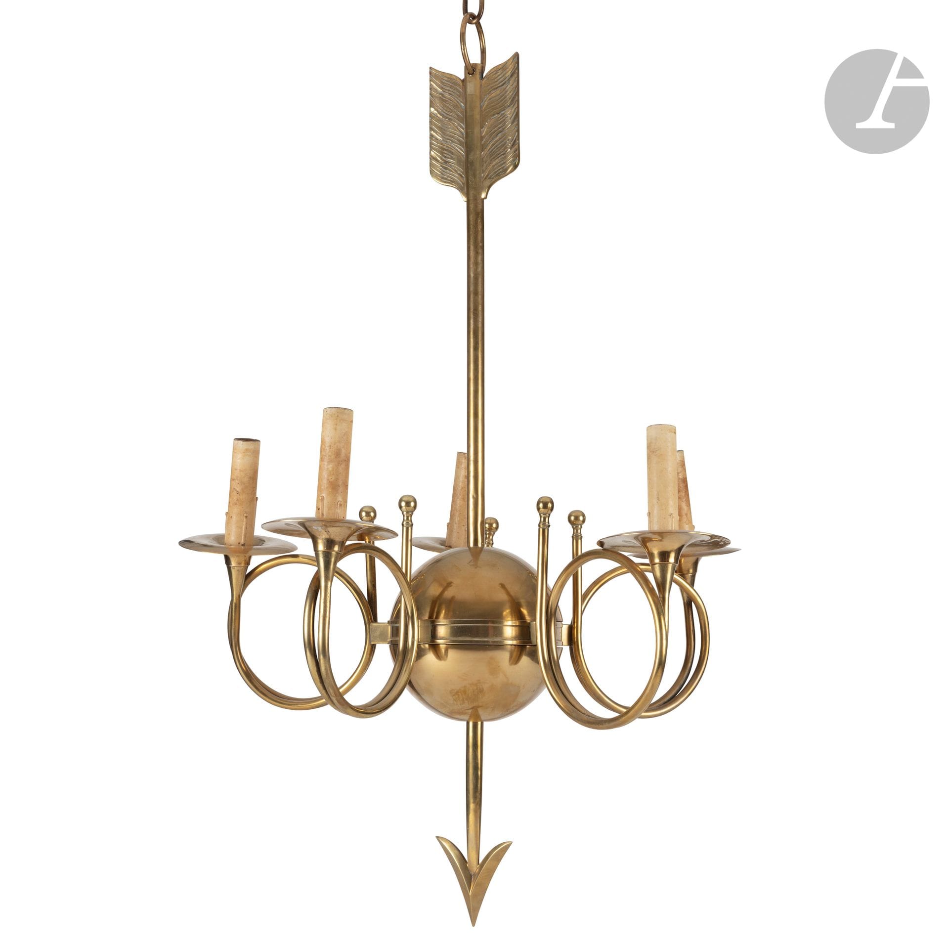 TRAVAIL DES ANNÉES 1940-50
Cors de chasse
Suspension à 5 lumières en laiton. Les fûts formés d’une flèche, le corps central sphérique, les bras de lumière figurant des cors de chasse. Complet de cache-douilles évoquant des bougies. H. sans chaîne : 95 cm
