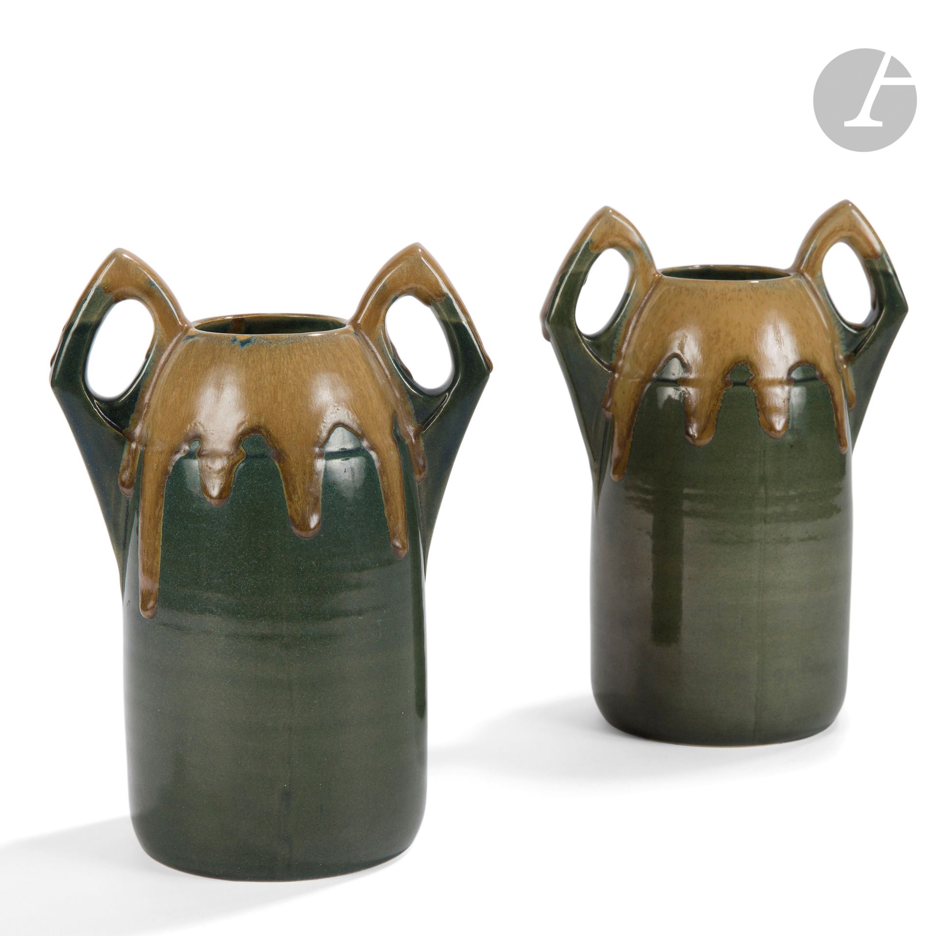 CARL FISCHER (1891-1969) – MANUFACTURE B.K.W. À BÜRGEL 
612, la conception du modèle attribuée à Henry van de Velde (1963-1967)
Paire de vases obus à épaulement et aux anses détachées géométriques en débordement. Épreuves en céramique émaillée vert ; d’épaisses coulures traitées beige en chute des cols et se répandant au-delà des épaulements. Chaque vase marqué 612 au revers. H. 23,5 cm

Remerciements :
Nous remercions Mme Antje Neumann-Golle, conservatrice au musée de la céramique de Bürgel (Keramikmuseum Bürgel), pour nous avoir confirmé qu’Henry van de Velde, durant sa période allemande, a bien produit plusieurs dessins pour diverses manufactures de la ville. Malheureusement, aucun document ne nous permet, à ce jour, de connaître les dessins et les manufactures concernées. Toutefois, nos vases présentent incontestablement de fortes similitudes formelles et chromatiques avec des œuvres connues de l’artiste.

Collections publiques :
Keramikmuseum, Bürgel (Allemagne) – Un vase identique est conservé dans les collections de cette institution.