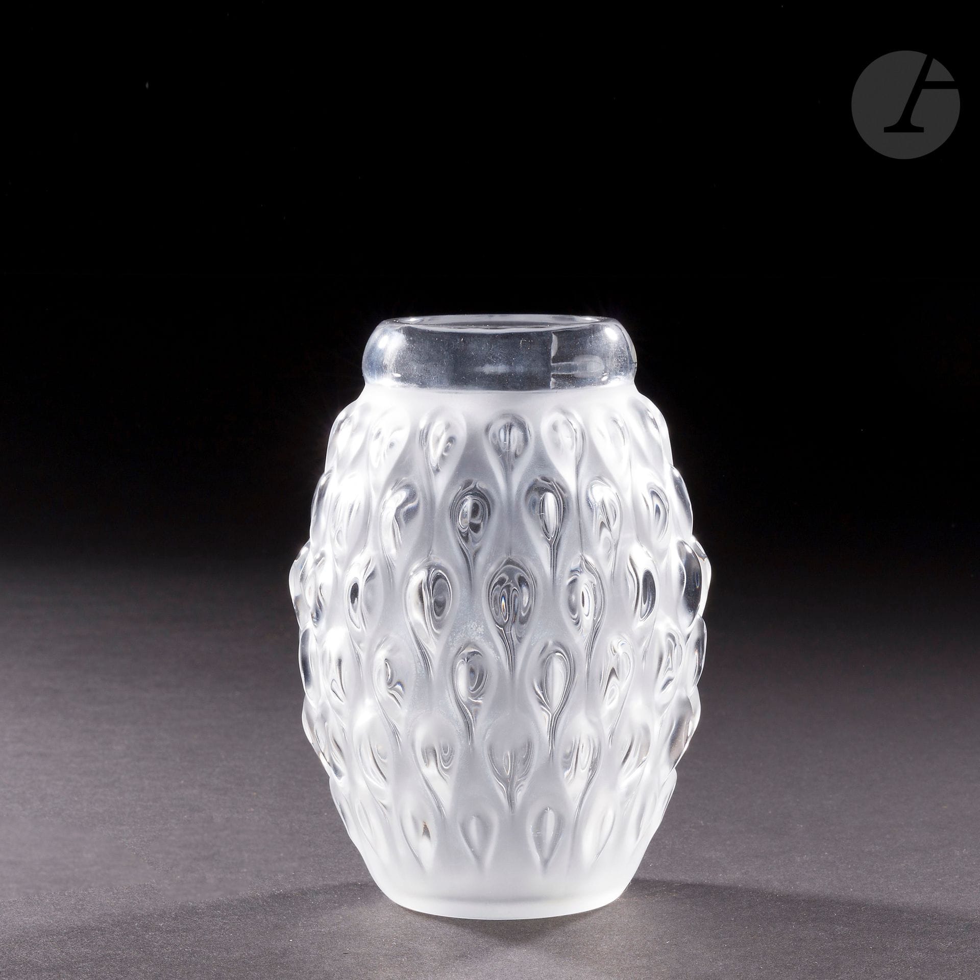 MAISON LALIQUE
Figuera, Noël 1995
Verre ovoïde au décor en relief. Épreuve en cristal en partie satiné. Vendu dans son coffret d’origine. Marqué LALIQUE ® France, à la pointe sous la base. H. 13 cm