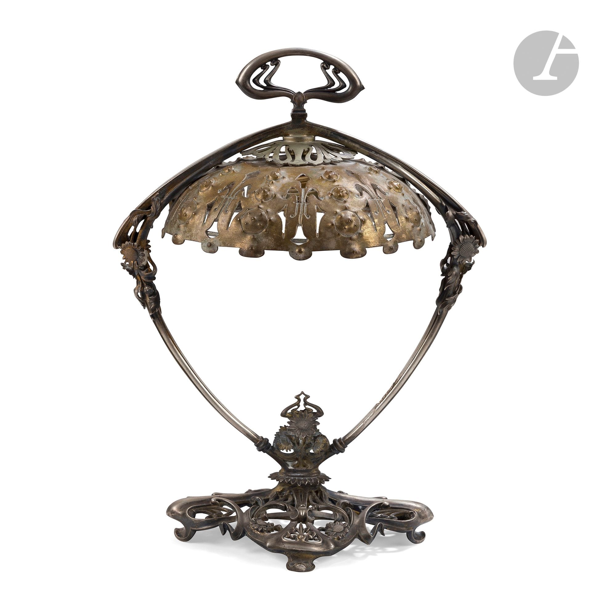 EDMOND LHOTE (1885-1962) GOLDSMITH AND JEWELRY DESIGNER
Daisies, probably unique piece
Table lamp. Proof in silver with old vermeil. The lozenge-shaped foot with an openwork plant decoration topped by two arms framing a flowery basket. The arms joined by a catch and holding a lampshade in brass with openwork decoration. Accident to one of the arms. Bears the hallmark of title on the base. H. 34 cm - Gross weight : 1.406 g

Provenance :
Former personal collection of the artist.