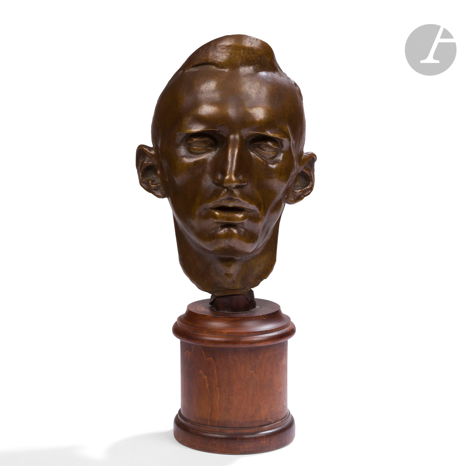 TRAVAIL DES ANNÉES 1930 – SUIVEUR D’ADOLFO WILDT (1868-1931)
Tête d’homme 
Portrait sculpté traité à la façon d’un masque. Épreuve en bronze à patine médaille. Fonte d’édition ancienne. Socle cylindrique et mouluré en bois teinté. H. sculpture seule : 33 cm – H. avec base : 50 cm