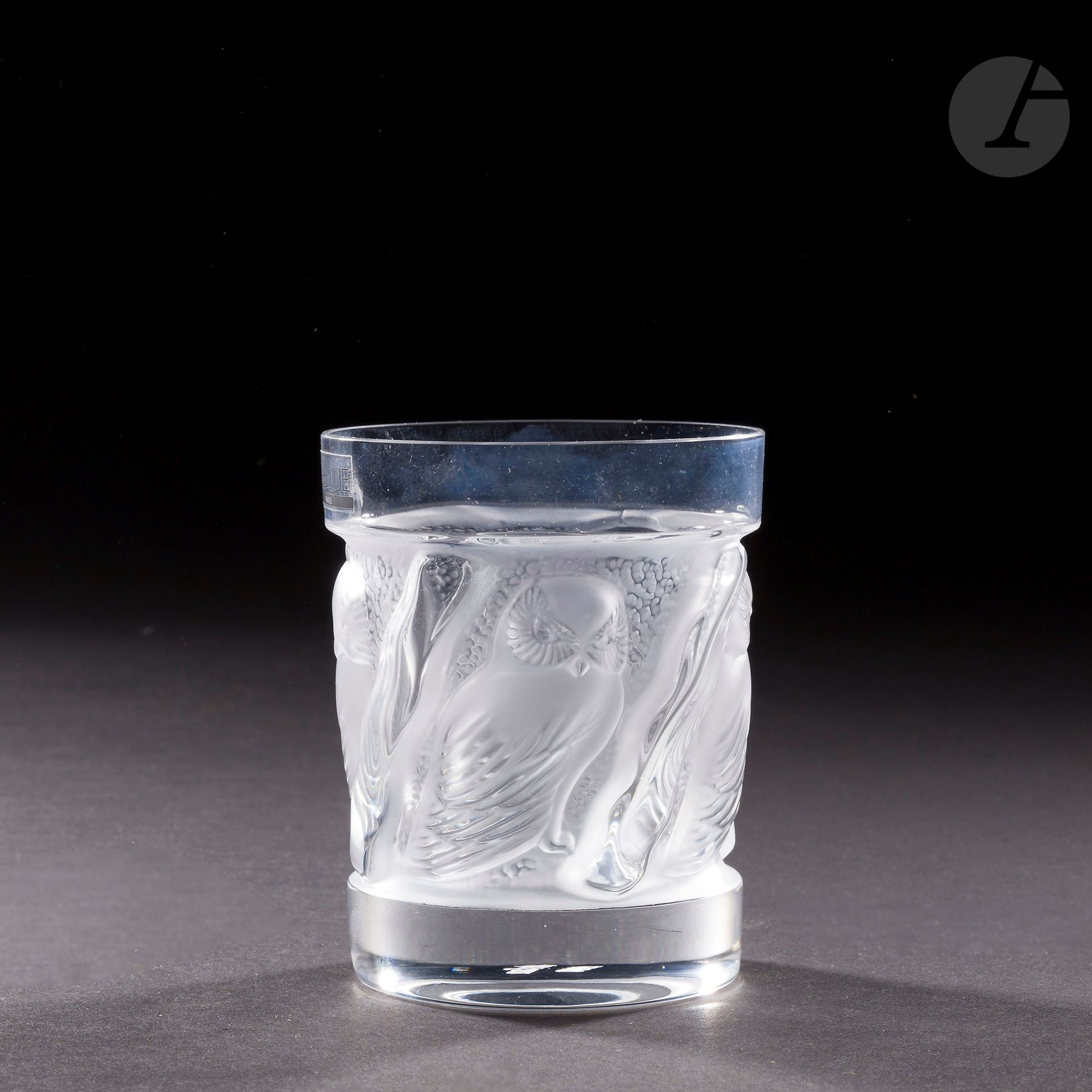 MAISON LALIQUE
Hulotte, 1997
Verre à Whisky au décor titre en frise. Épreuve en cristal en partie satiné. Vendu dans son coffret d’origine. Marqué LALIQUE ® France, à la pointe sous la base. H. 10 cm